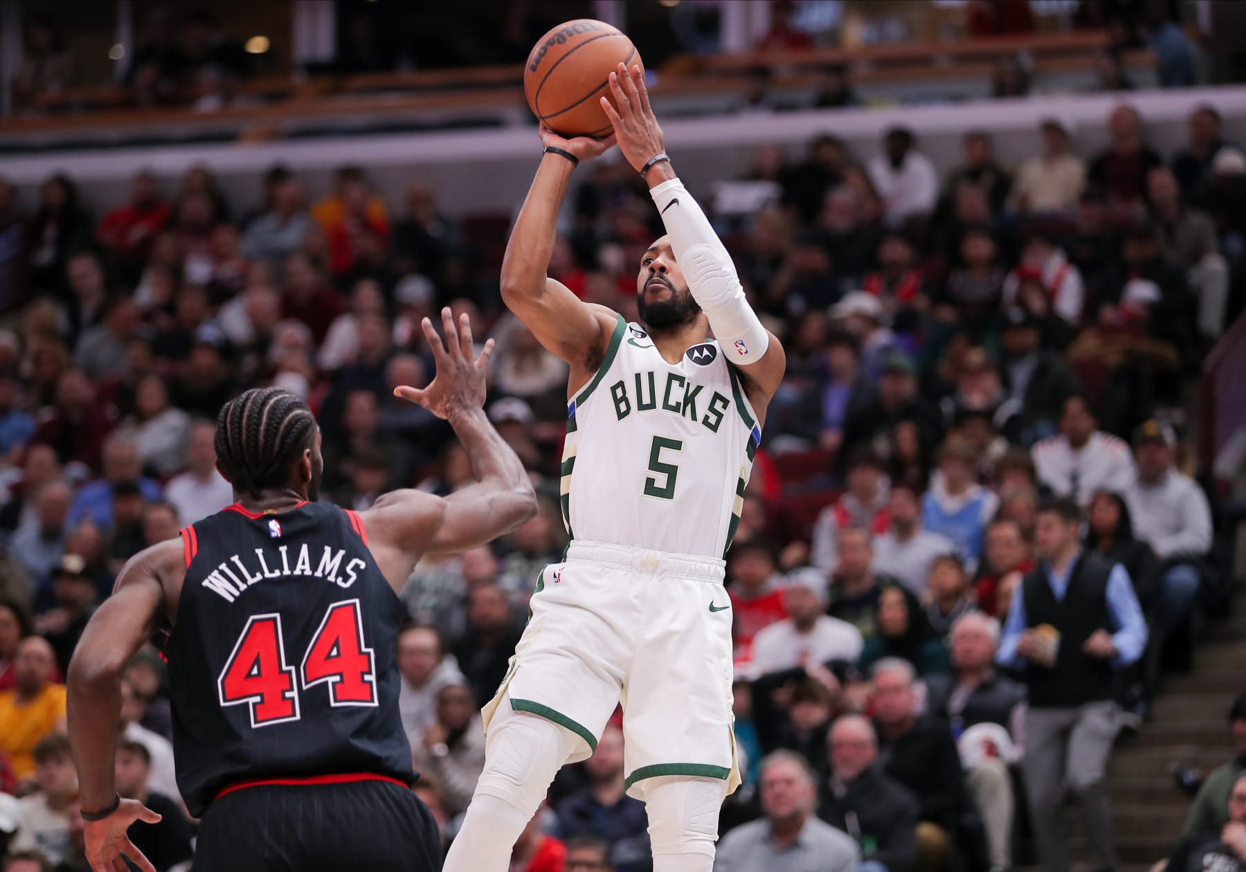 CHICAGO, IL - FEBRUARY 16: Milwaukee Bucks Guard Jevon Carter (5) shoots a 3-point basket during a NBA game between the Milwaukee Bucks and the Chicago Bulls on February 16, 2023 at the United Center in Chicago, IL. (Photo by Melissa Tamez/Icon Sportswire via Getty Images)