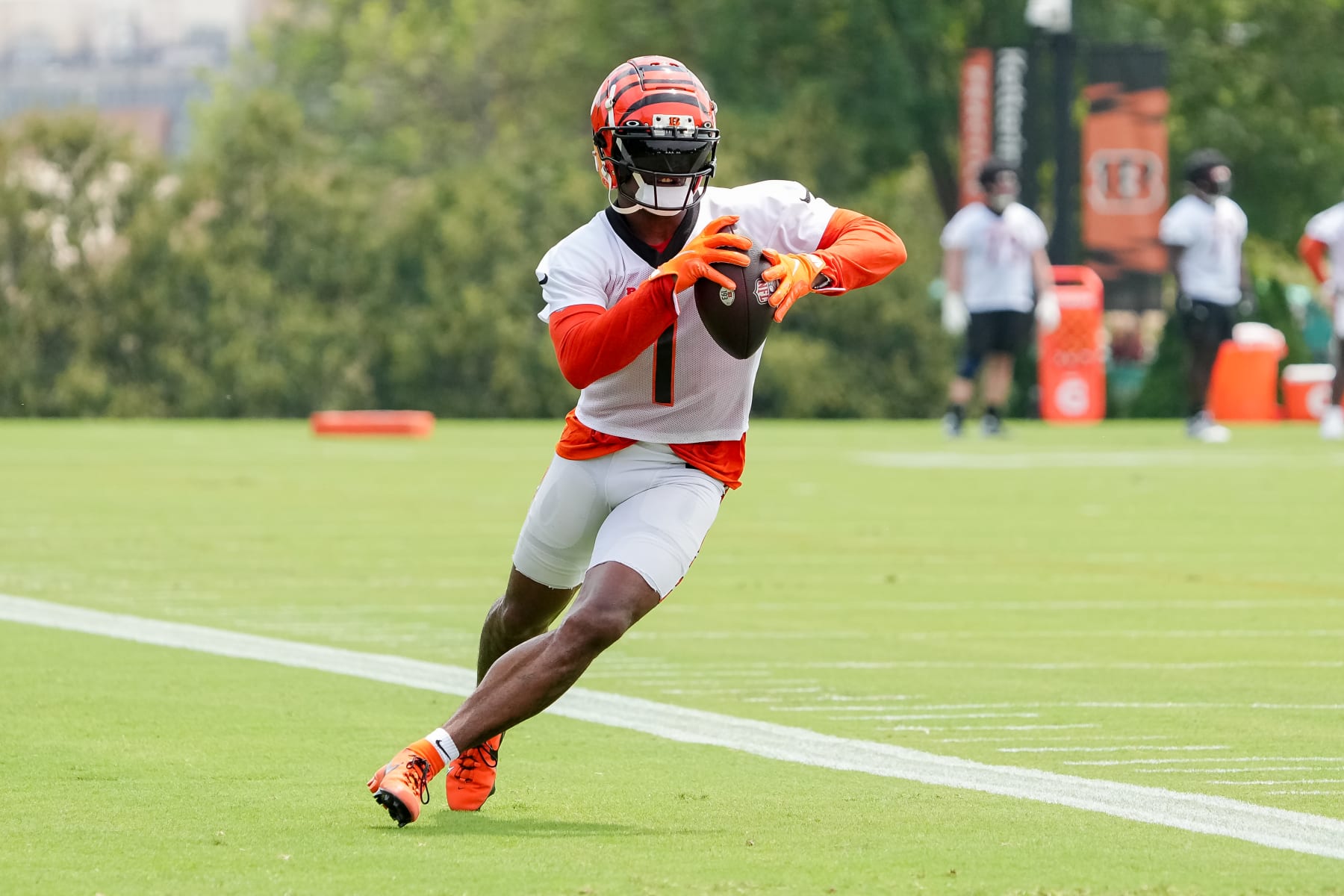 CINCINNATI, OHIO - JULY 26: Ja'Marr Chase #1 of the Cincinnati Bengals participates in a drill during training camp at Kettering Health Practice Fields on July 26, 2023 in Cincinnati, Ohio. (Photo by Dylan Buell/Getty Images) CINCINNATI, OHIO - JULY 26: Ja'Marr Chase #1 of the Cincinnati Bengals participates in a drill during training camp at Kettering Health Practice Fields on July 26, 2023 in Cincinnati, Ohio. (Photo by Dylan Buell/Getty Images)