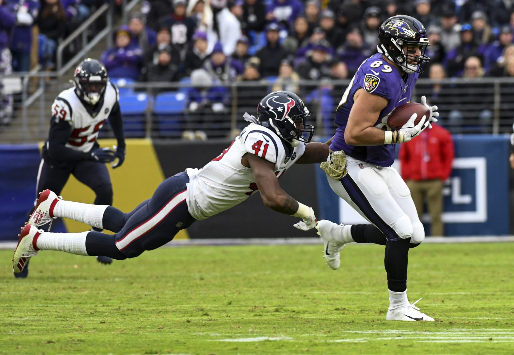BALTIMORE, MD - NOVEMBER 17: Baltimore Ravens tight end Mark Andrews (89) makes a reception against Houston Texans inside linebacker Zach Cunningham (41) in the fourth quarter on November 17, 2019, at M&T Bank Stadium in Baltimore, MD.  (Photo by Mark Goldman/Icon Sportswire via Getty Images)
