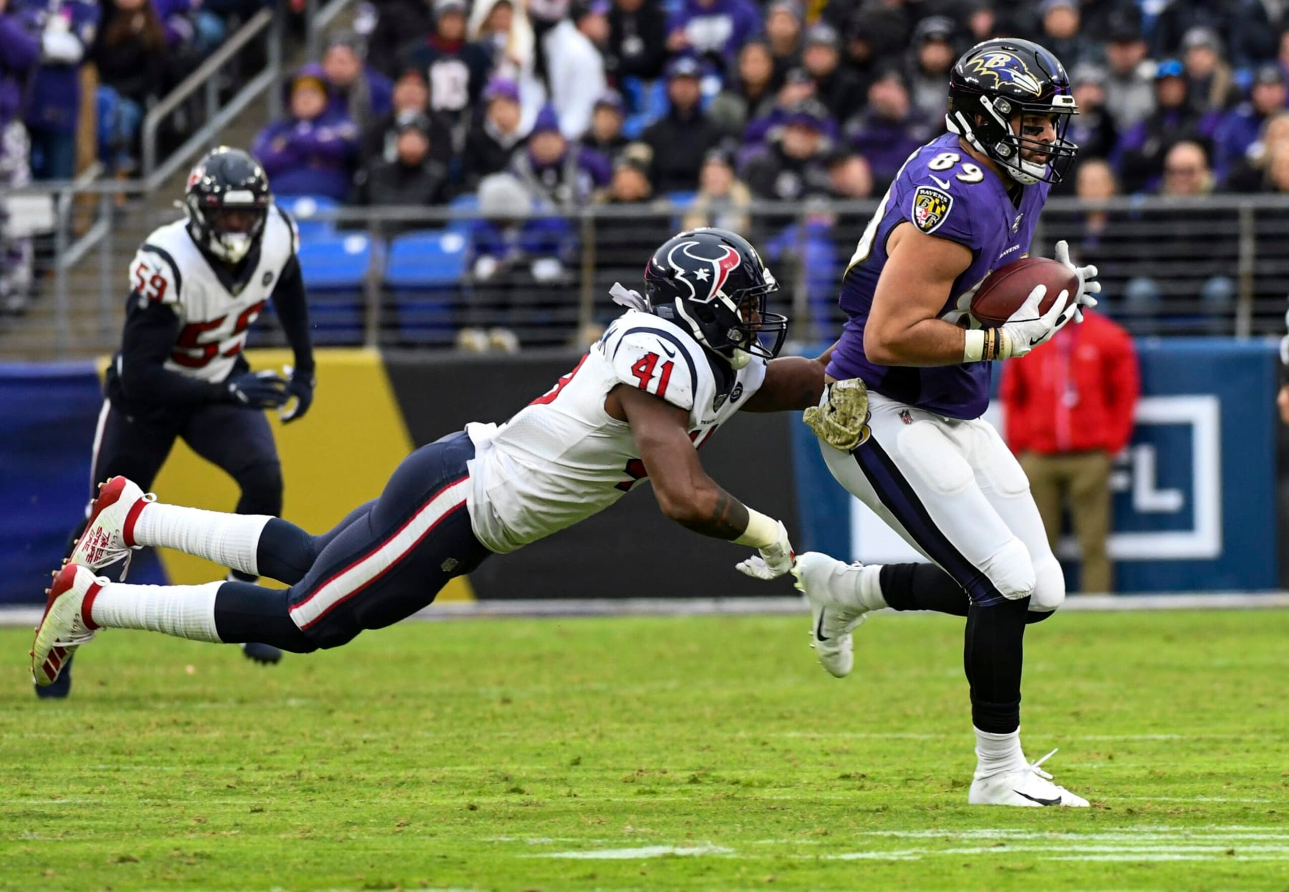 BALTIMORE, MD - NOVEMBER 17: Baltimore Ravens tight end Mark Andrews (89) makes a reception against Houston Texans inside linebacker Zach Cunningham (41) in the fourth quarter on November 17, 2019, at M&T Bank Stadium in Baltimore, MD.  (Photo by Mark Goldman/Icon Sportswire via Getty Images)