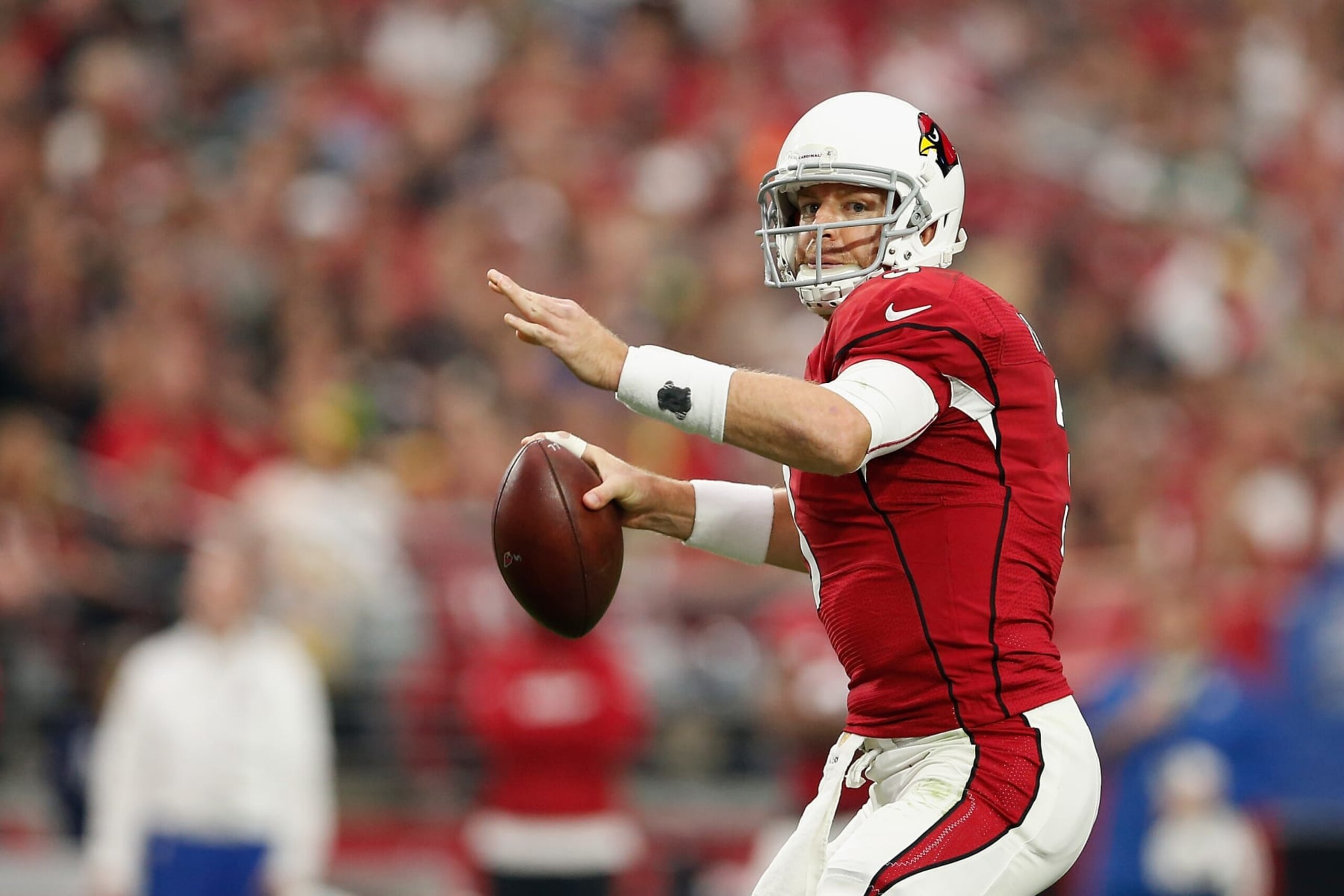 GLENDALE, AZ - DECEMBER 27: Quarterback Carson Palmer #3 of the Arizona Cardinals looks to make a pass in the first half of the NFL game against the Green Bay Packers at the University of Phoenix Stadium on December 27, 2015 in Glendale, Arizona.  (Photo by Christian Petersen/Getty Images)