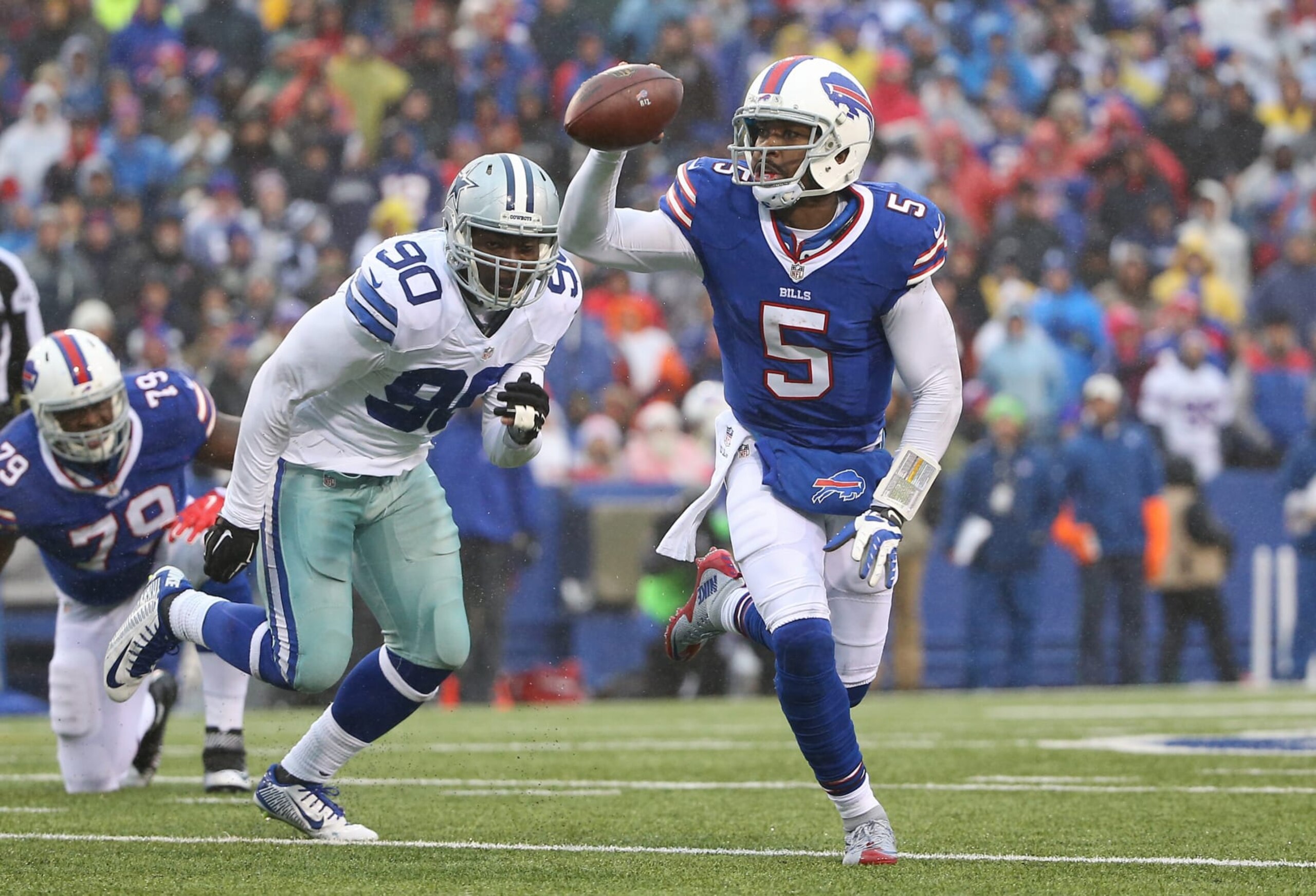 ORCHARD PARK, NY - DECEMBER 27: Tyrod Taylor #5 of the Buffalo Bills fakes a pass as he runs with the ball while being chased by DeMarcus Lawrence #90 of the Dallas Cowboys during NFL game action at Ralph Wilson Stadium on December 27, 2015 in Orchard Park, New York. (Photo by Tom Szczerbowski/Getty Images)