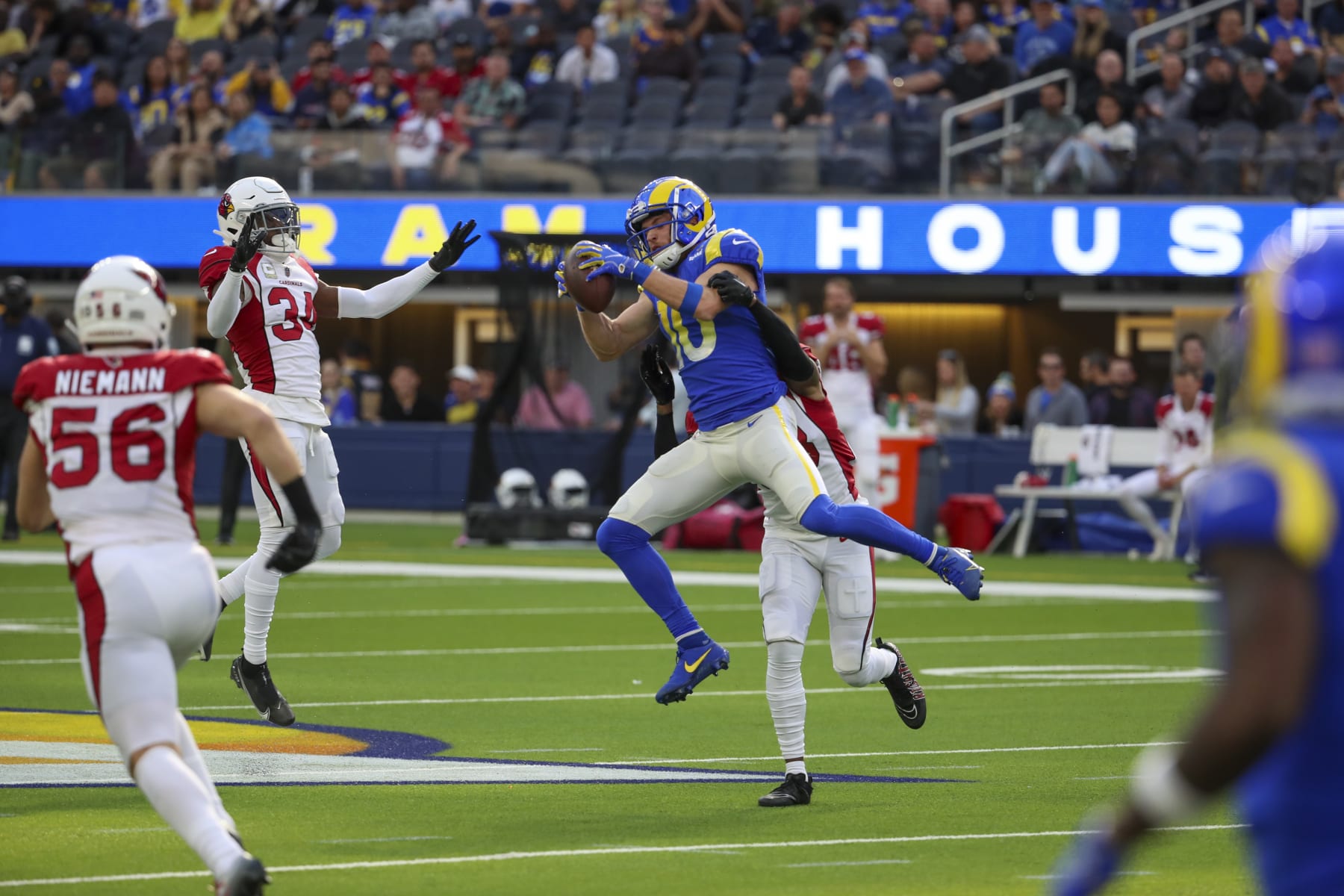 Los Angeles, CA - November 13: Rams wide receiver Cooper Kupp, #10, can't hold onto a first half catch against the Cardinals at SoFi Stadium, Los Angeles Sunday, Nov. 13, 2022. (Allen J. Schaben / Los Angeles Times via Getty Images)