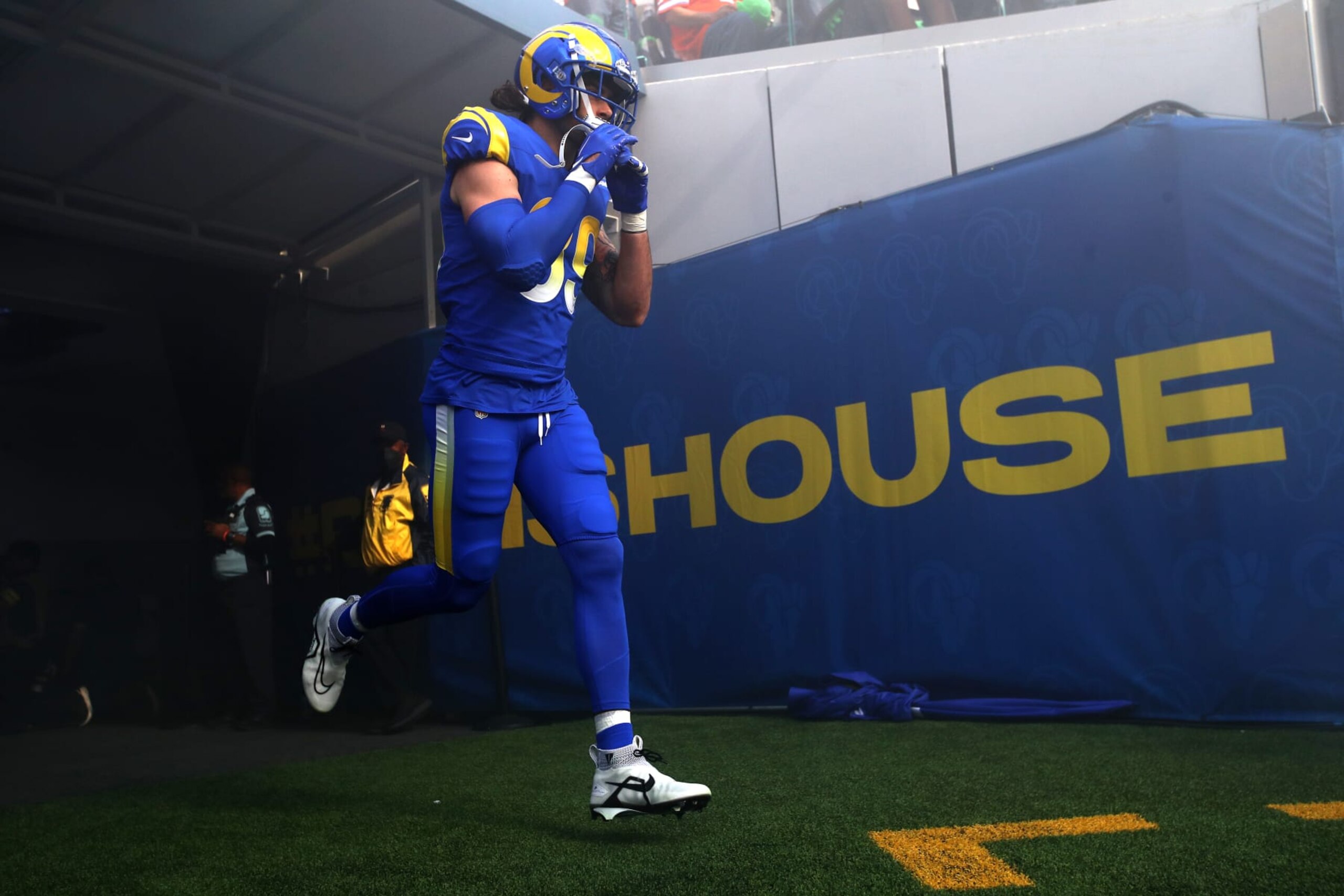 INGLEWOOD, CALIFORNIA - DECEMBER 25: Tyler Higbee #89 of the Los Angeles Rams runs onto the field prior to the game against the Denver Broncos at SoFi Stadium on December 25, 2022 in Inglewood, California. (Photo by Katelyn Mulcahy/Getty Images)