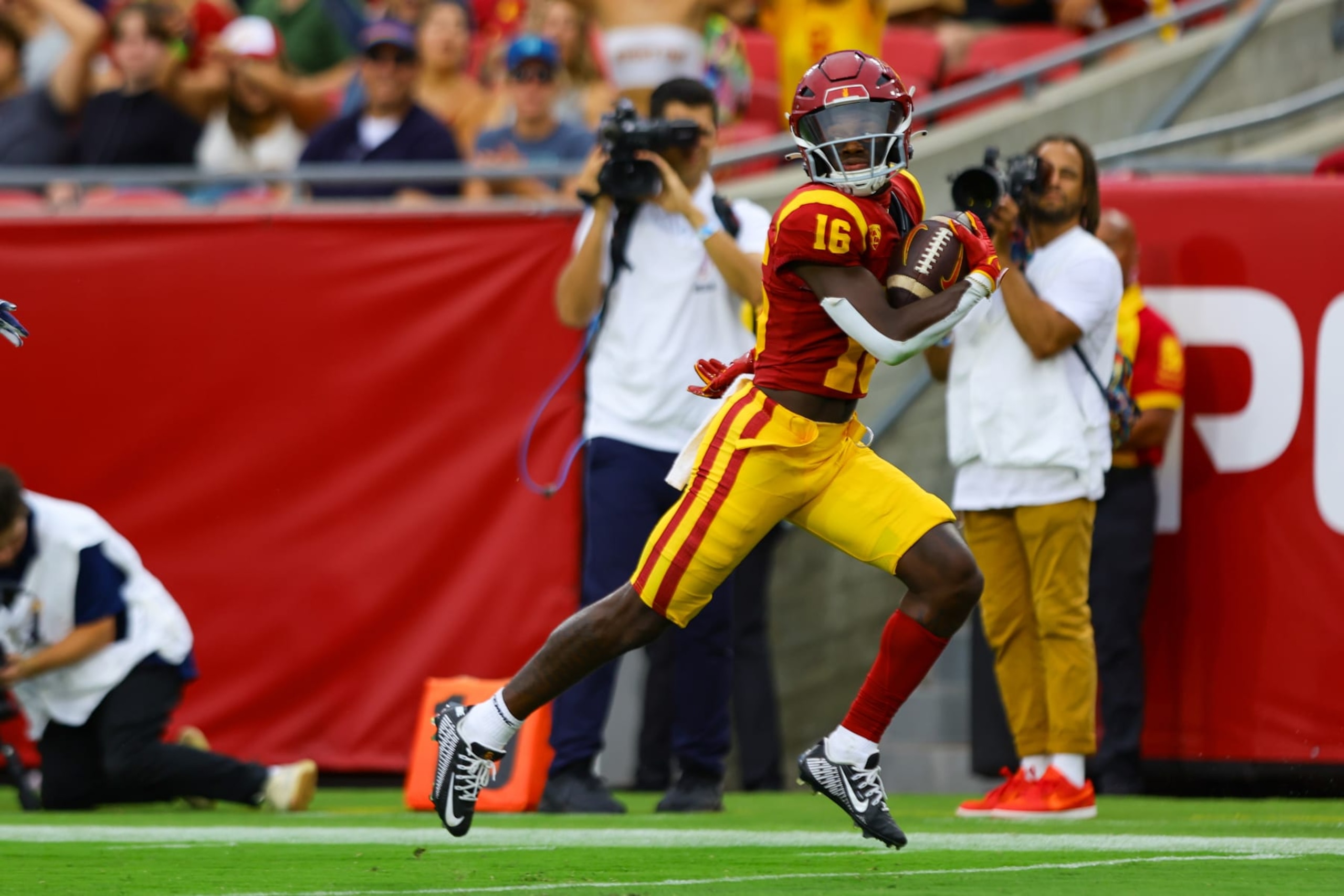 LOS ANGELES, CA - SEPTEMBER 02: USC Trojans wide receiver Tahj Washington (16) catches the ball and runs for a touchdown during a college football game between the Nevada Wolf Pack against the USC Trojans on September 02, 2023, at the Los Angeles Memorial Coliseum in Los Angeles, CA. (Photo by Jordon Kelly/Icon Sportswire via Getty Images)