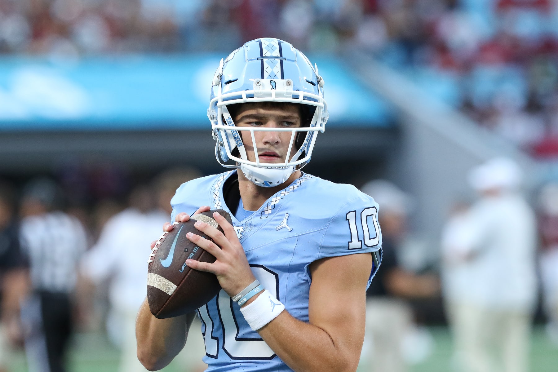 CHARLOTTE, NC - SEPTEMBER 02: North Carolina Tar Heels quarterback Drake Maye (10) during the Duke's Mayo Classic college football game between the North Carolina Tar Heels and the South Carolina Gamecocks on September 2, 2023 at Bank of America Stadium in Charlotte, N.C.  (Photo by John Byrum/Icon Sportswire via Getty Images)