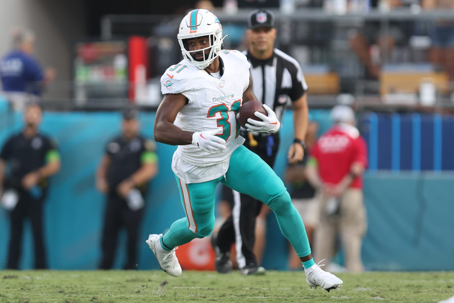 JACKSONVILLE, FL - AUGUST 26: Raheem Mostert #31 of the Miami Dolphins runs up field against the Jacksonville Jaguars during the first half at EverBank Stadium on Saturday, August 26, 2023 in Jacksonville, Florida. (Photo by Perry Knotts/Getty Images) JACKSONVILLE, FL - AUGUST 26: Raheem Mostert #31 of the Miami Dolphins runs up field against the Jacksonville Jaguars during the first half at EverBank Stadium on Saturday, August 26, 2023 in Jacksonville, Florida. (Photo by Perry Knotts/Getty Images)