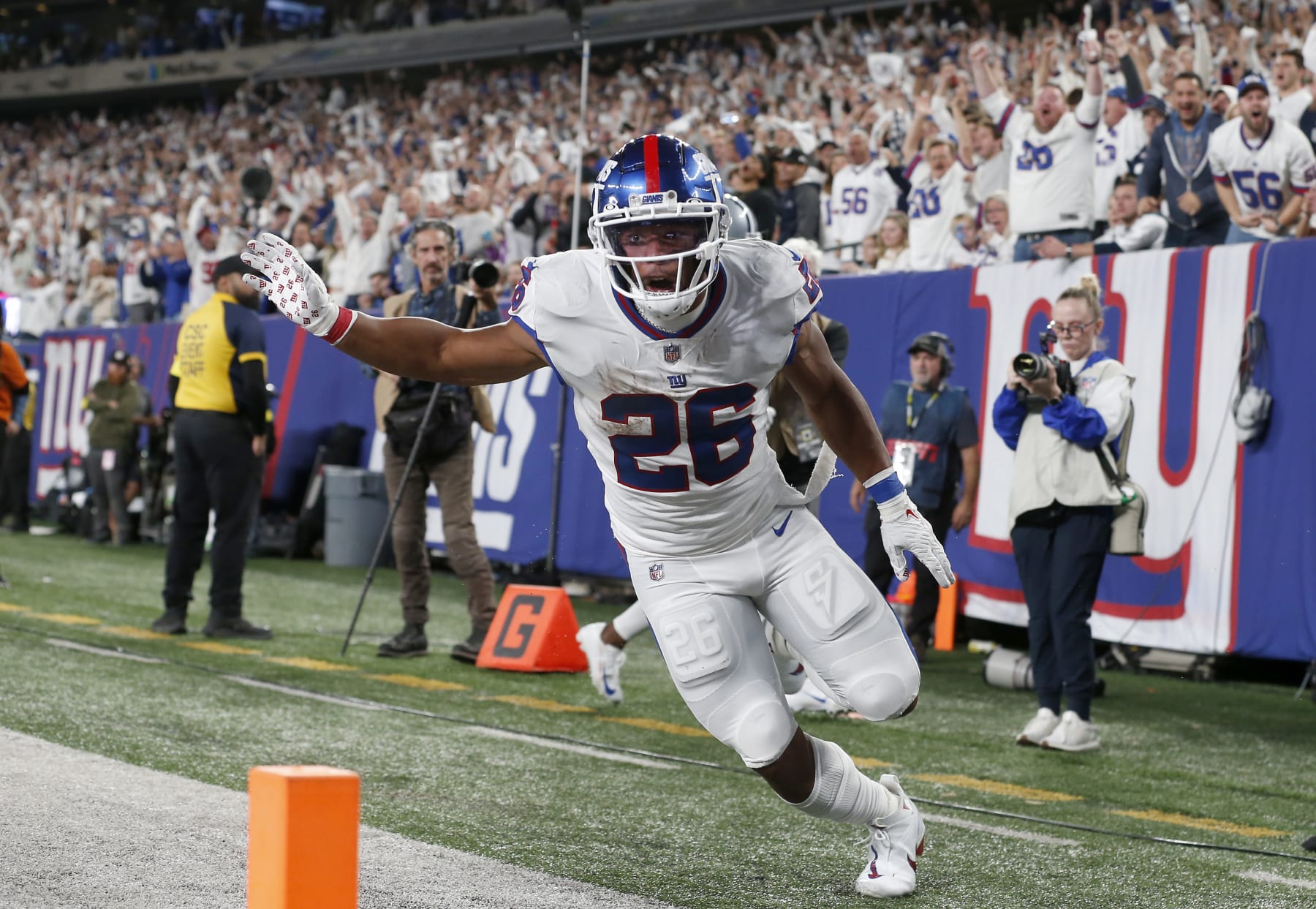 EAST RUTHERFORD, NEW JERSEY - SEPTEMBER 26: (NEW YORK DAILIES OUT)  Saquon Barkley #26 of the New York Giants celebrates his touchdown against the Dallas Cowboys at MetLife Stadium on September 26, 2022 in East Rutherford, New Jersey. The Cowboys defeated the Giants 23-16. (Photo by Jim McIsaac/Getty Images)