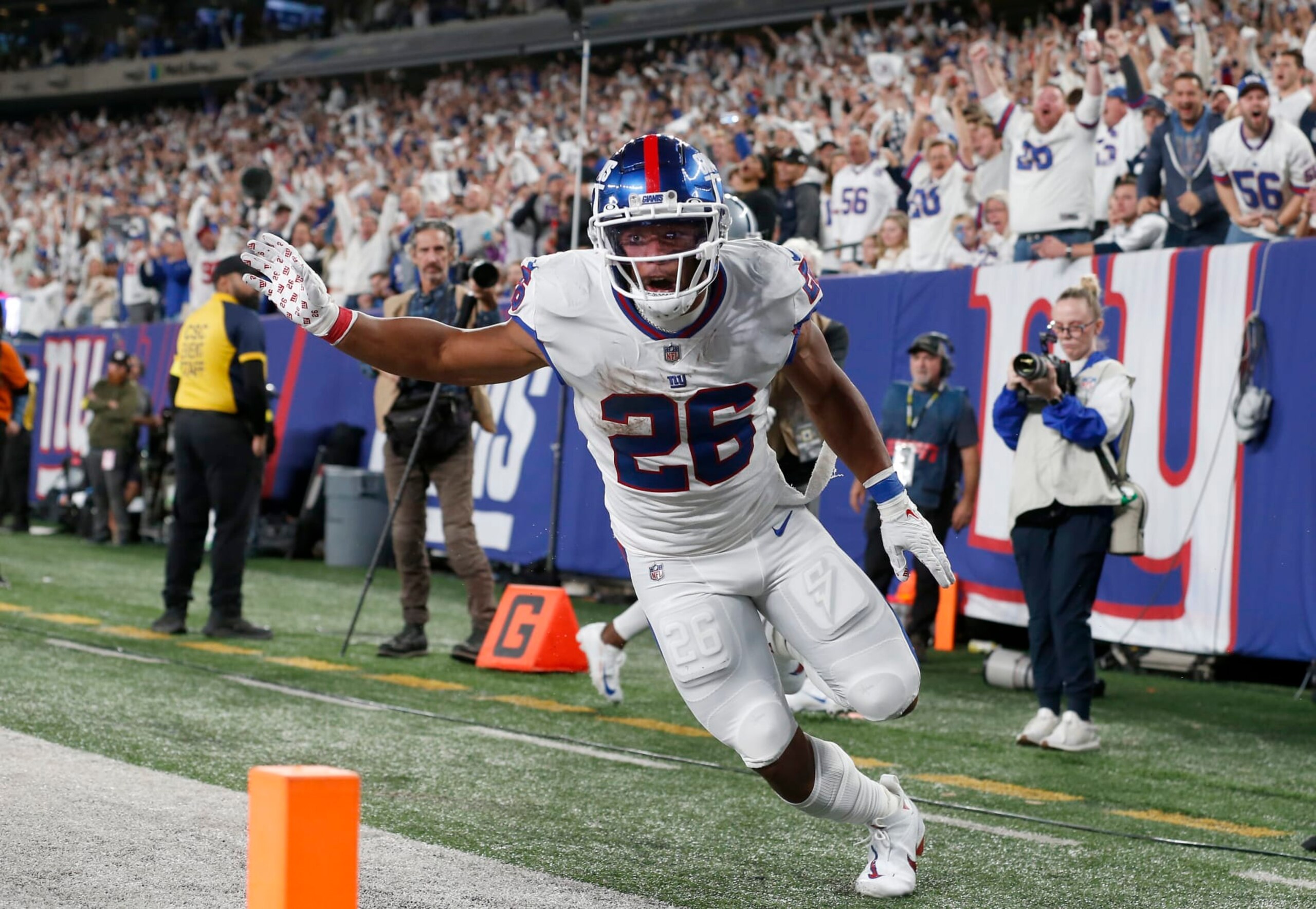 EAST RUTHERFORD, NEW JERSEY - SEPTEMBER 26: (NEW YORK DAILIES OUT) Saquon Barkley #26 of the New York Giants celebrates his touchdown against the Dallas Cowboys at MetLife Stadium on September 26, 2022 in East Rutherford, New Jersey. The Cowboys defeated the Giants 23-16. (Photo by Jim McIsaac/Getty Images) EAST RUTHERFORD, NEW JERSEY - SEPTEMBER 26: (NEW YORK DAILIES OUT) Saquon Barkley #26 of the New York Giants celebrates his touchdown against the Dallas Cowboys at MetLife Stadium on September 26, 2022 in East Rutherford, New Jersey. The Cowboys defeated the Giants 23-16. (Photo by Jim McIsaac/Getty Images)