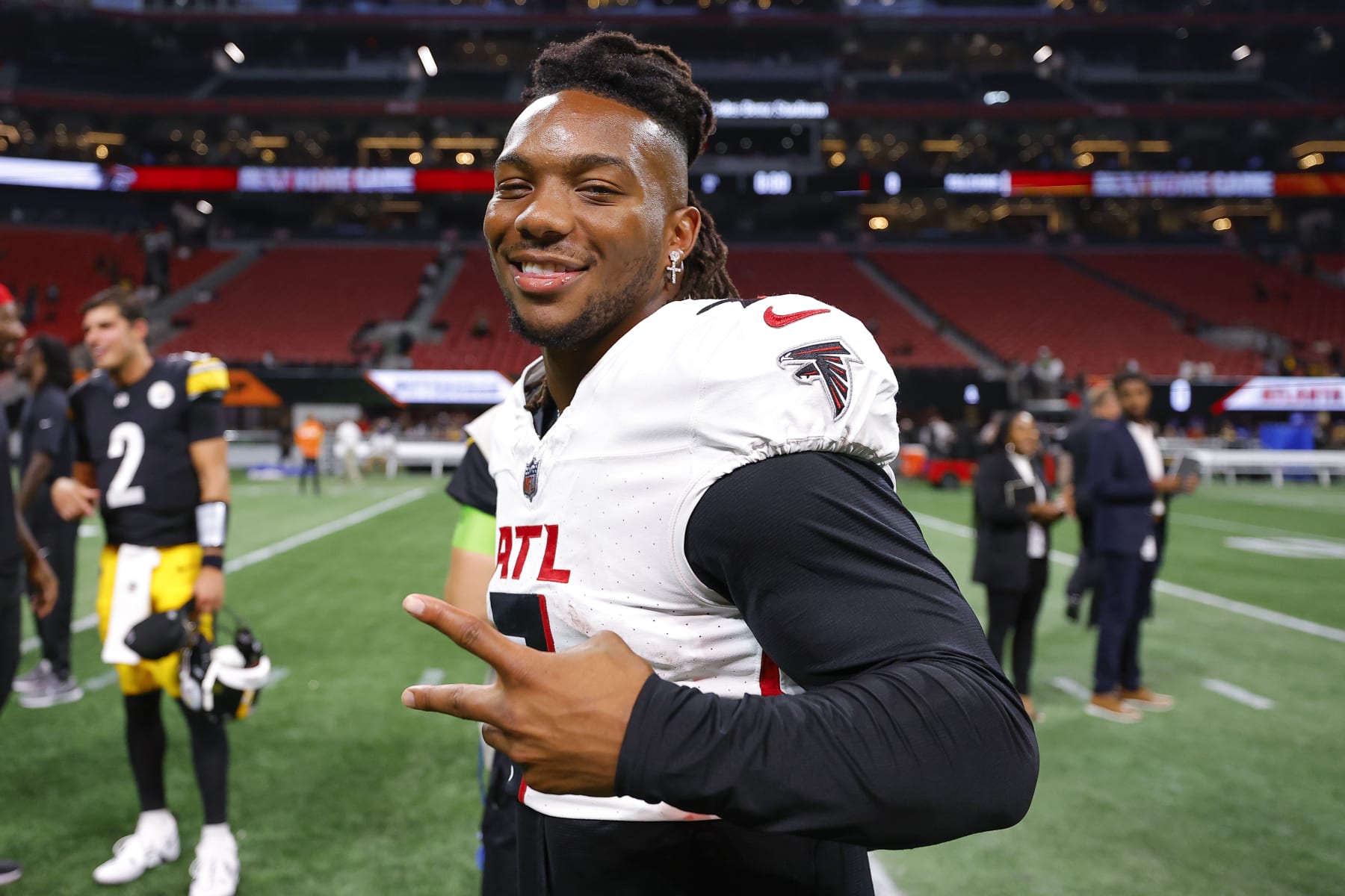 ATLANTA, GEORGIA - AUGUST 24: Bijan Robinson #7 of the Atlanta Falcons reacts at the conclusion of a preseason game against the Pittsburgh Steelers at Mercedes-Benz Stadium on August 24, 2023 in Atlanta, Georgia. (Photo by Todd Kirkland/Getty Images)