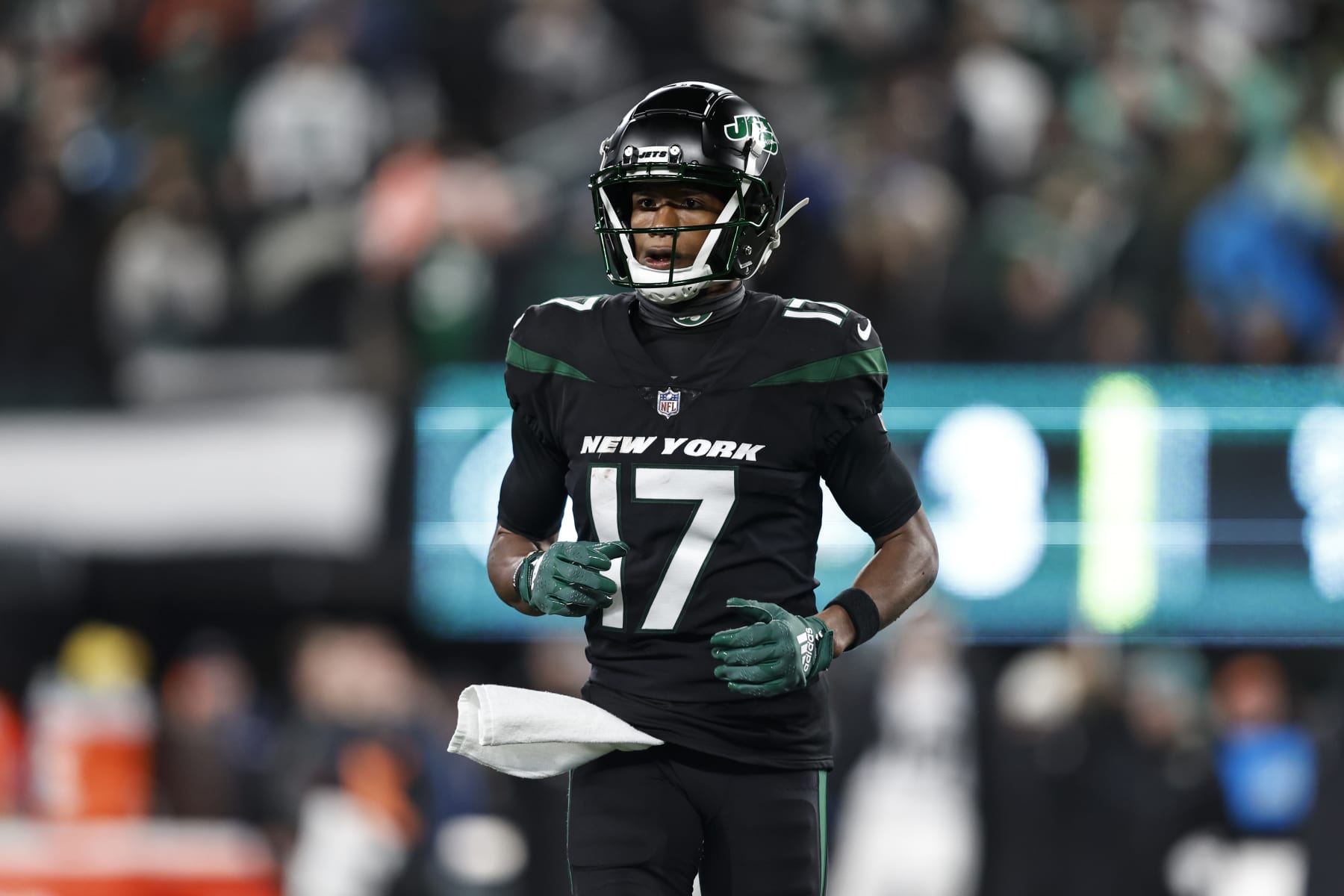 EAST RUTHERFORD, NEW JERSEY - DECEMBER 22: Garrett Wilson #17 of the New York Jets runs during an NFL football game between the New York Jets and the Jacksonville Jaguars at MetLife Stadium on December 22, 2022 in East Rutherford, New Jersey. (Photo by Michael Owens/Getty Images)