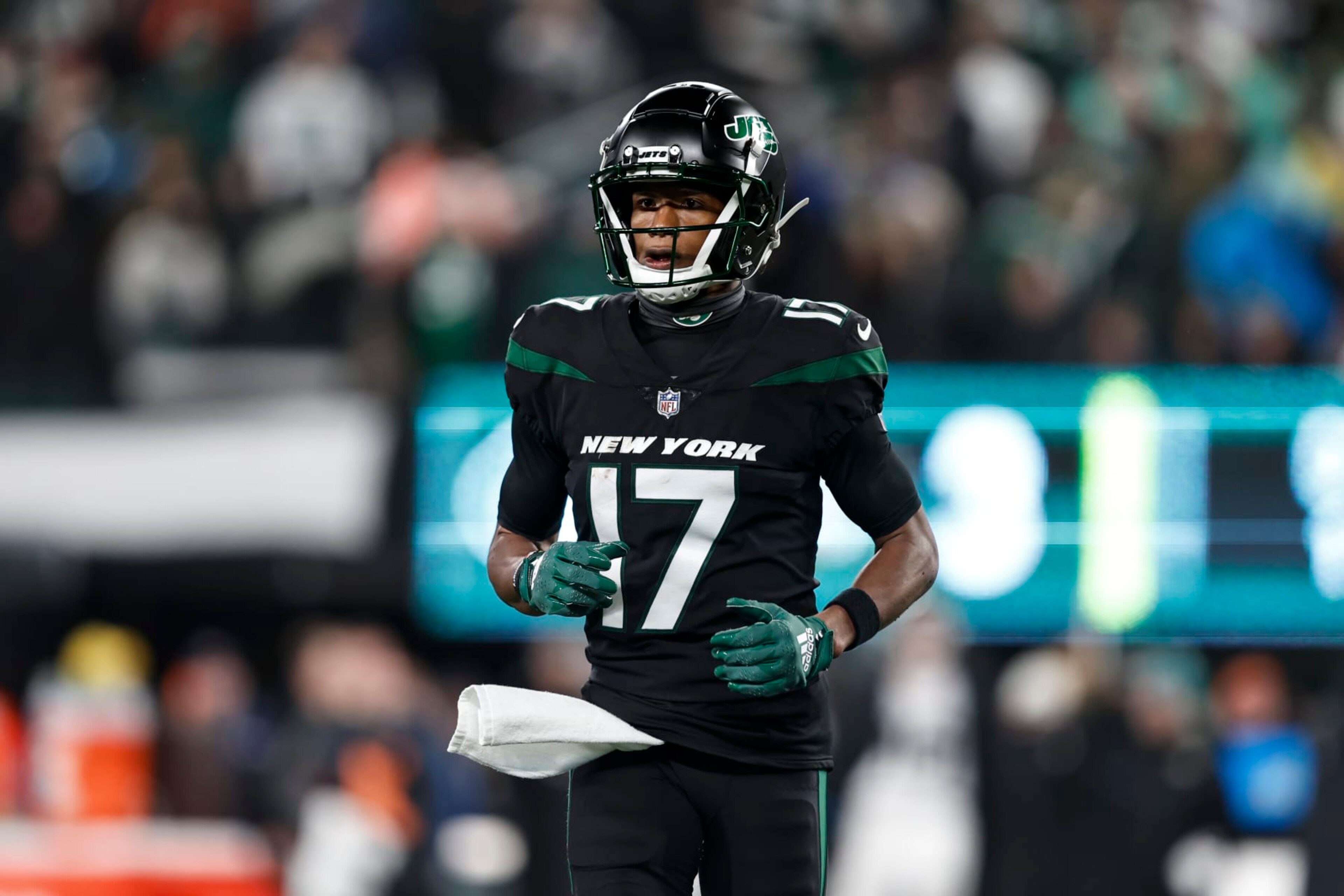 EAST RUTHERFORD, NEW JERSEY - DECEMBER 22: Garrett Wilson #17 of the New York Jets runs during an NFL football game between the New York Jets and the Jacksonville Jaguars at MetLife Stadium on December 22, 2022 in East Rutherford, New Jersey. (Photo by Michael Owens/Getty Images)