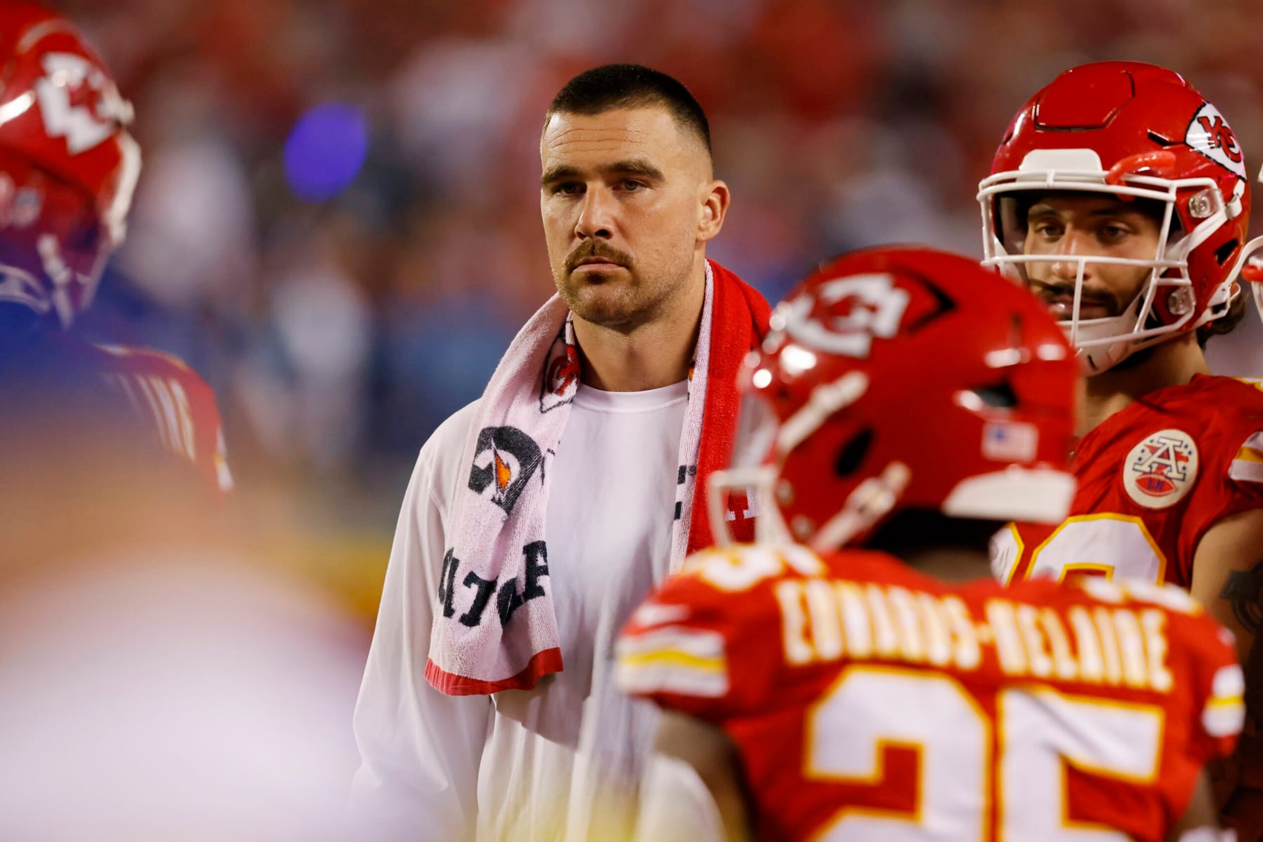 KANSAS CITY, MISSOURI - SEPTEMBER 07: An injured Travis Kelce #87 of the Kansas City Chiefs looks on from the sideline against the Detroit Lions at GEHA Field at Arrowhead Stadium on September 07, 2023 in Kansas City, Missouri. (Photo by David Eulitt/Getty Images)