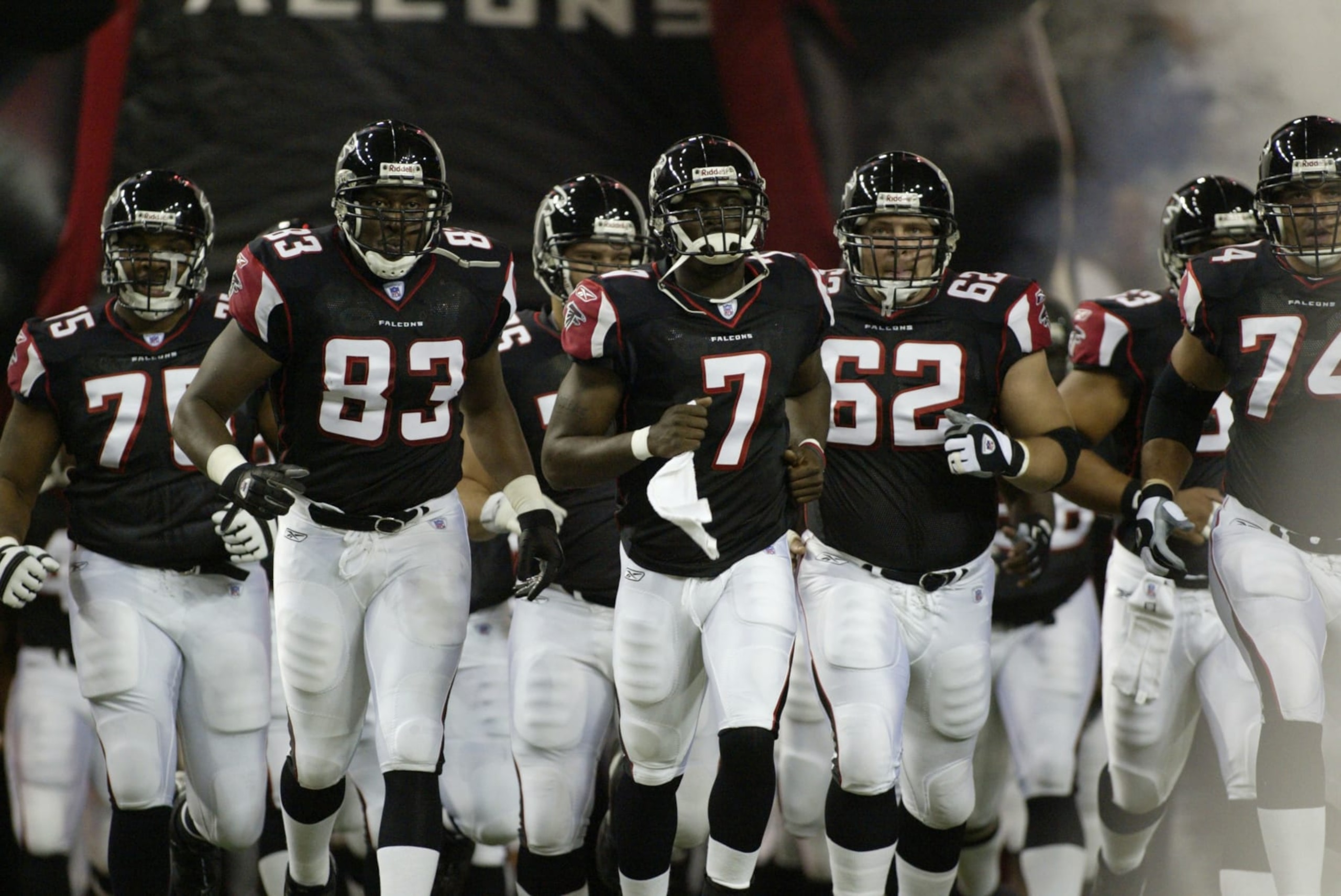 UNITED STATES - AUGUST 16:  Football: Atlanta Falcons QB Michael Vick (7) and team before preseason game vs Baltimore Ravens, Atlanta, GA 8/16/2003  (Photo by Al Tielemans/Sports Illustrated via Getty Images)  (SetNumber: X68925 TK1)