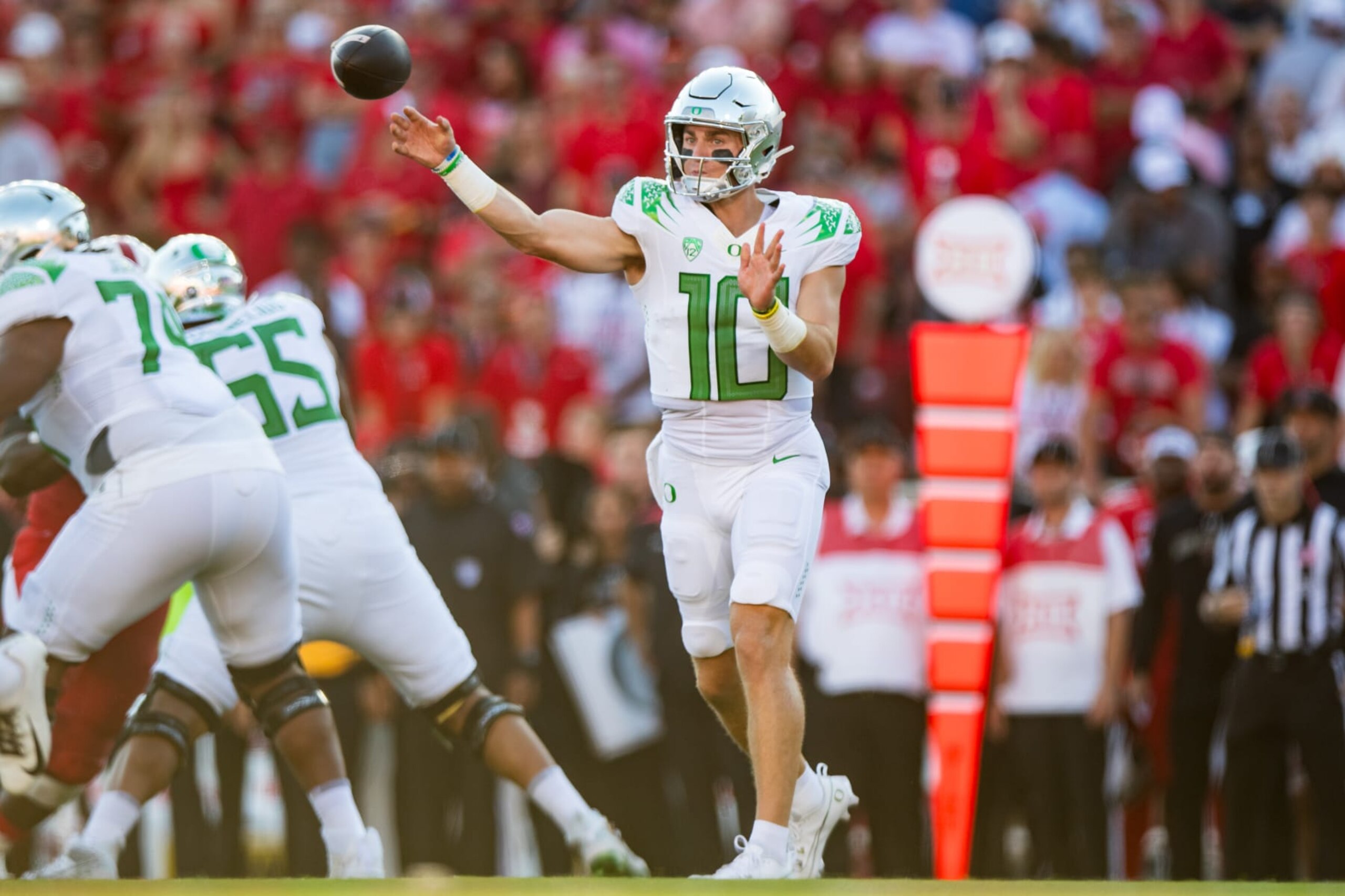 LUBBOCK, TEXAS - SEPTEMBER 09: Bo Nix #10 of the Oregon Ducks passes the ball during the first half of the game against the Texas Tech Red Raiders at Jones AT&T Stadium on September 09, 2023 in Lubbock, Texas. (Photo by John E. Moore III/Getty Images)