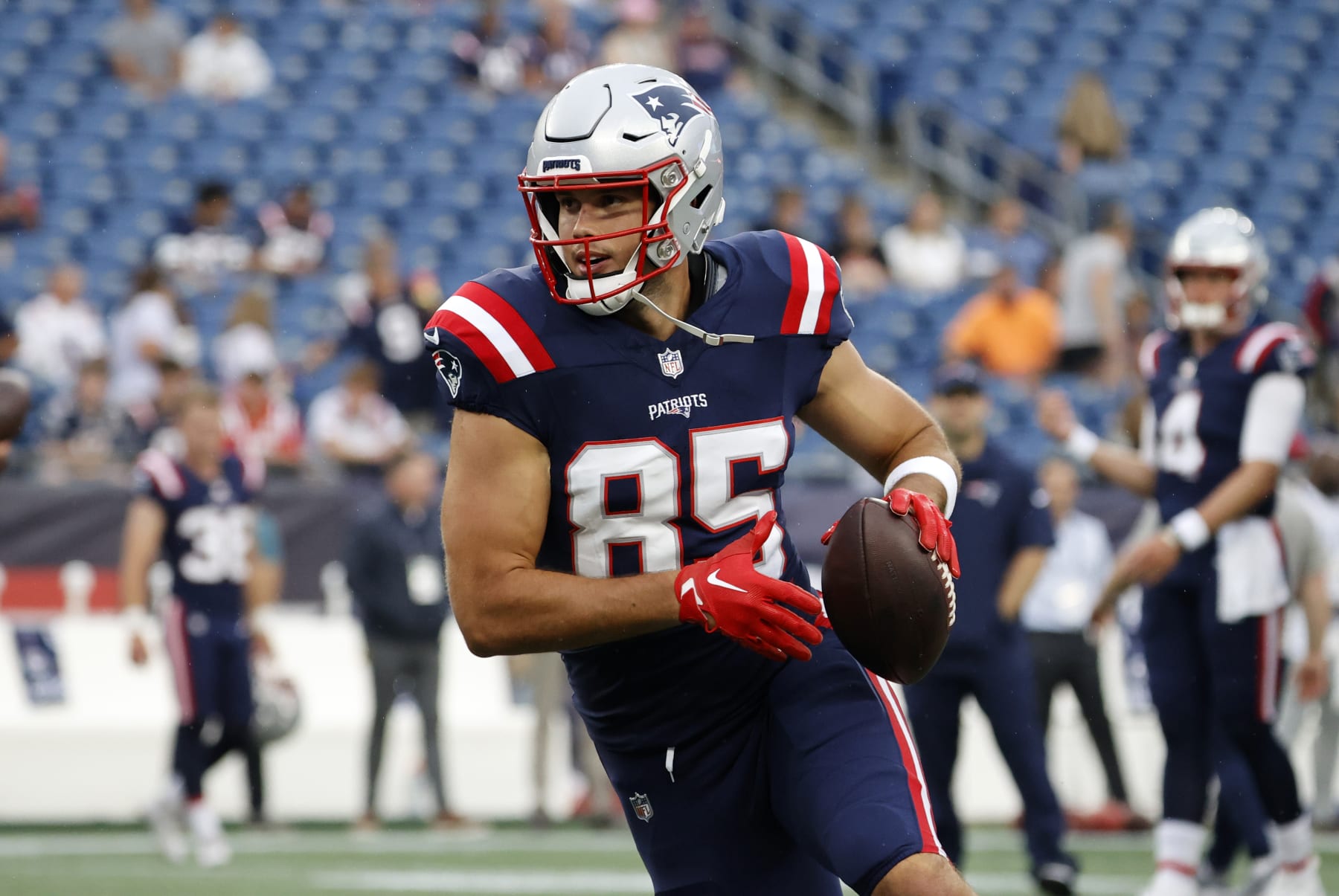 FOXBOROUGH, MA - AUGUST 10: New England Patriots tight end Hunter Henry (85) turns after a catch in warm up before a preseason game between the New England Patriots and the Houston Texans on August 10, 2023, at Gillette Stadium in Foxborough, Massachusetts. (Photo by Fred Kfoury III/Icon Sportswire via Getty Images)