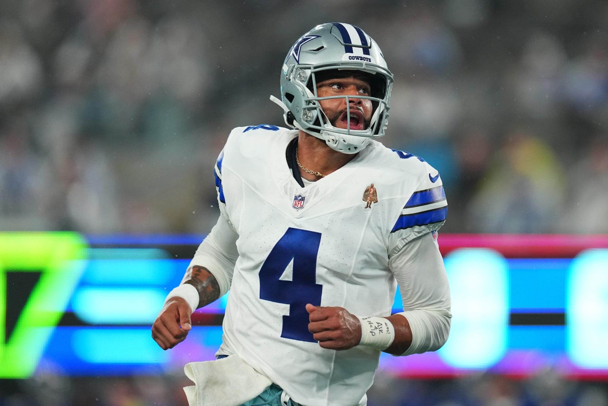 EAST RUTHERFORD, NEW JERSEY - SEPTEMBER 10: Dak Prescott #4 of the Dallas Cowboys looks on against the New York Giants at MetLife Stadium on September 10, 2023 in East Rutherford, New Jersey. (Photo by Mitchell Leff/Getty Images) EAST RUTHERFORD, NEW JERSEY - SEPTEMBER 10: Dak Prescott #4 of the Dallas Cowboys looks on against the New York Giants at MetLife Stadium on September 10, 2023 in East Rutherford, New Jersey. (Photo by Mitchell Leff/Getty Images)
