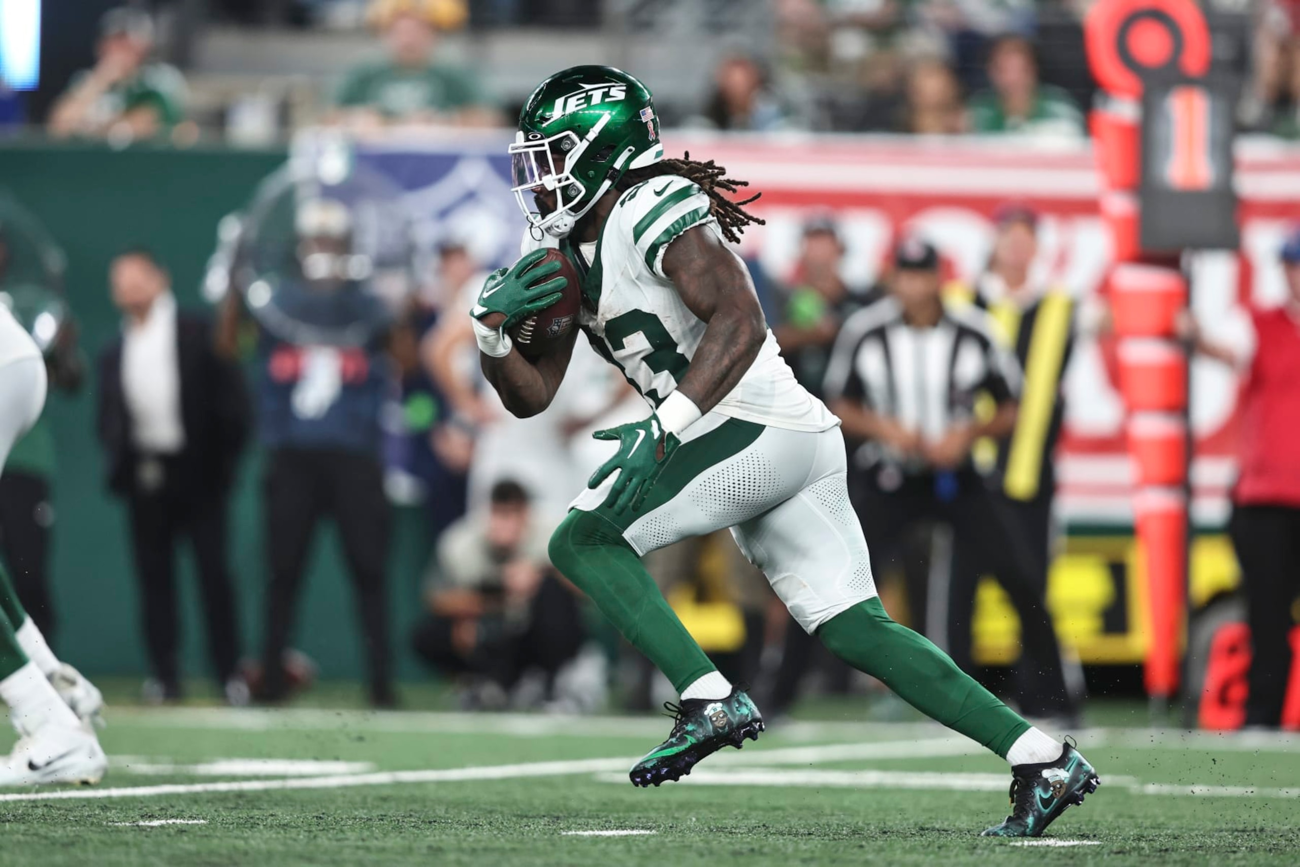 EAST RUTHERFORD, NEW JERSEY - SEPTEMBER 11: Dalvin Cook #33 of the New York Jets runs with the ball against the Buffalo Bills during a game at MetLife Stadium on September 11, 2023 in East Rutherford, New Jersey. (Photo by Michael Owens/Getty Images) EAST RUTHERFORD, NEW JERSEY - SEPTEMBER 11: Dalvin Cook #33 of the New York Jets runs with the ball against the Buffalo Bills during a game at MetLife Stadium on September 11, 2023 in East Rutherford, New Jersey. (Photo by Michael Owens/Getty Images)