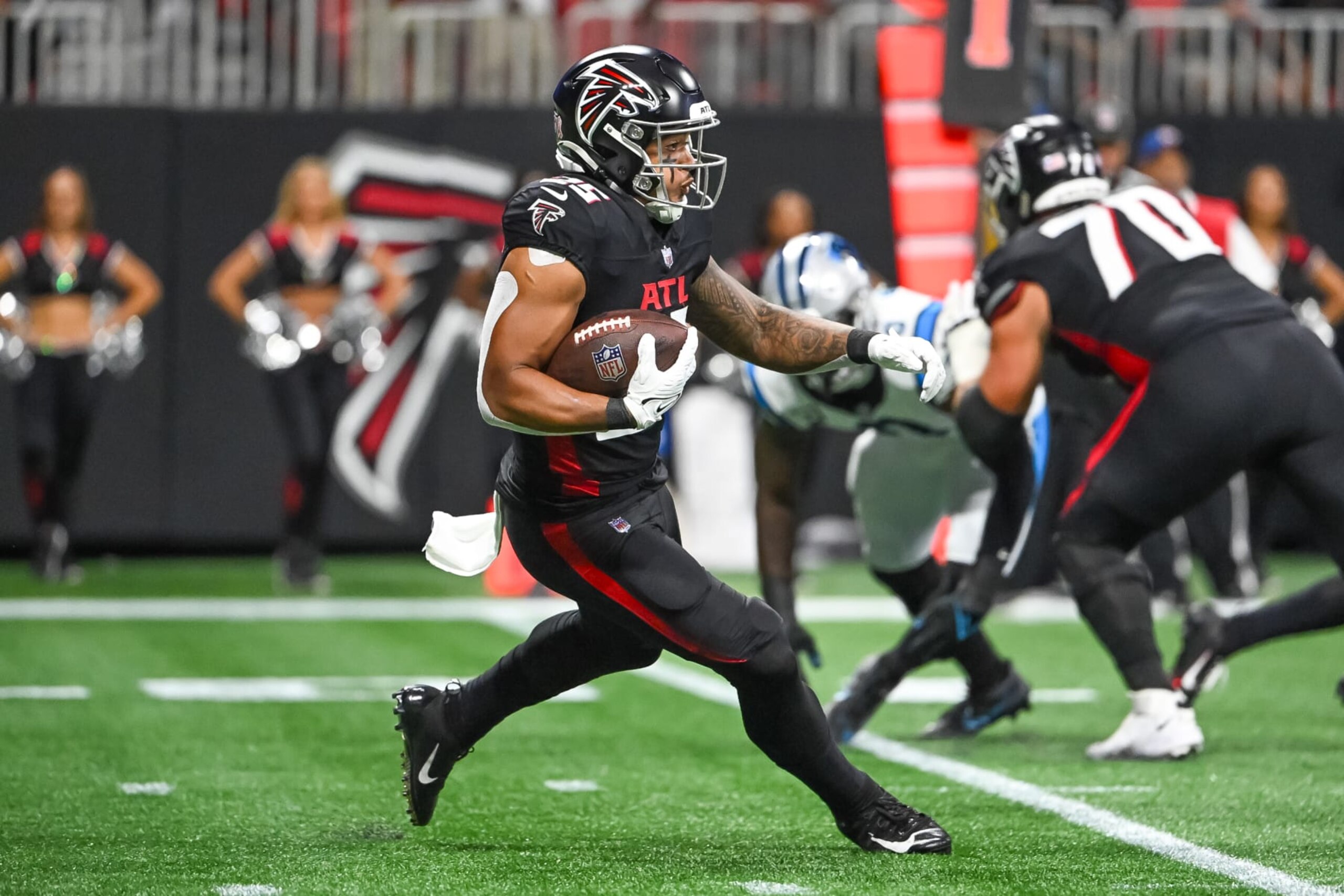 ATLANTA, GA - SEPTEMBER 10: Atlanta Falcons Running Back Tyler Allgeier (25) during the first quarter of the NFL game between the Carolina Panthers and Atlanta Falcons on September 10, 2023 at Mercedes-Benz Stadium in Atlanta, GA. (Photo by John Adams/Icon Sportswire via Getty Images) ATLANTA, GA - SEPTEMBER 10: Atlanta Falcons Running Back Tyler Allgeier (25) during the first quarter of the NFL game between the Carolina Panthers and Atlanta Falcons on September 10, 2023 at Mercedes-Benz Stadium in Atlanta, GA. (Photo by John Adams/Icon Sportswire via Getty Images)