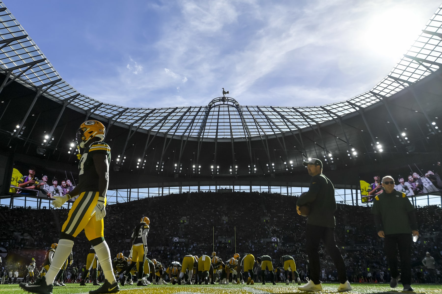 LONDON, ENGLAND - OCTOBER 09: . the team of the Green Bay Packers warming up during the NFL match between New York Giants and Green Bay Packers at Tottenham Hotspur Stadium on October 9, 2022 in London, England. (Photo by Vincent Mignott/DeFodi Images via Getty Images)