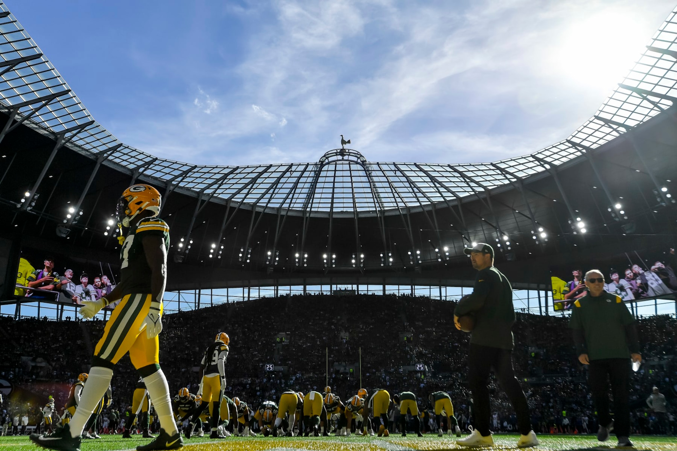 LONDON, ENGLAND - OCTOBER 09: . the team of the Green Bay Packers warming up during the NFL match between New York Giants and Green Bay Packers at Tottenham Hotspur Stadium on October 9, 2022 in London, England. (Photo by Vincent Mignott/DeFodi Images via Getty Images)