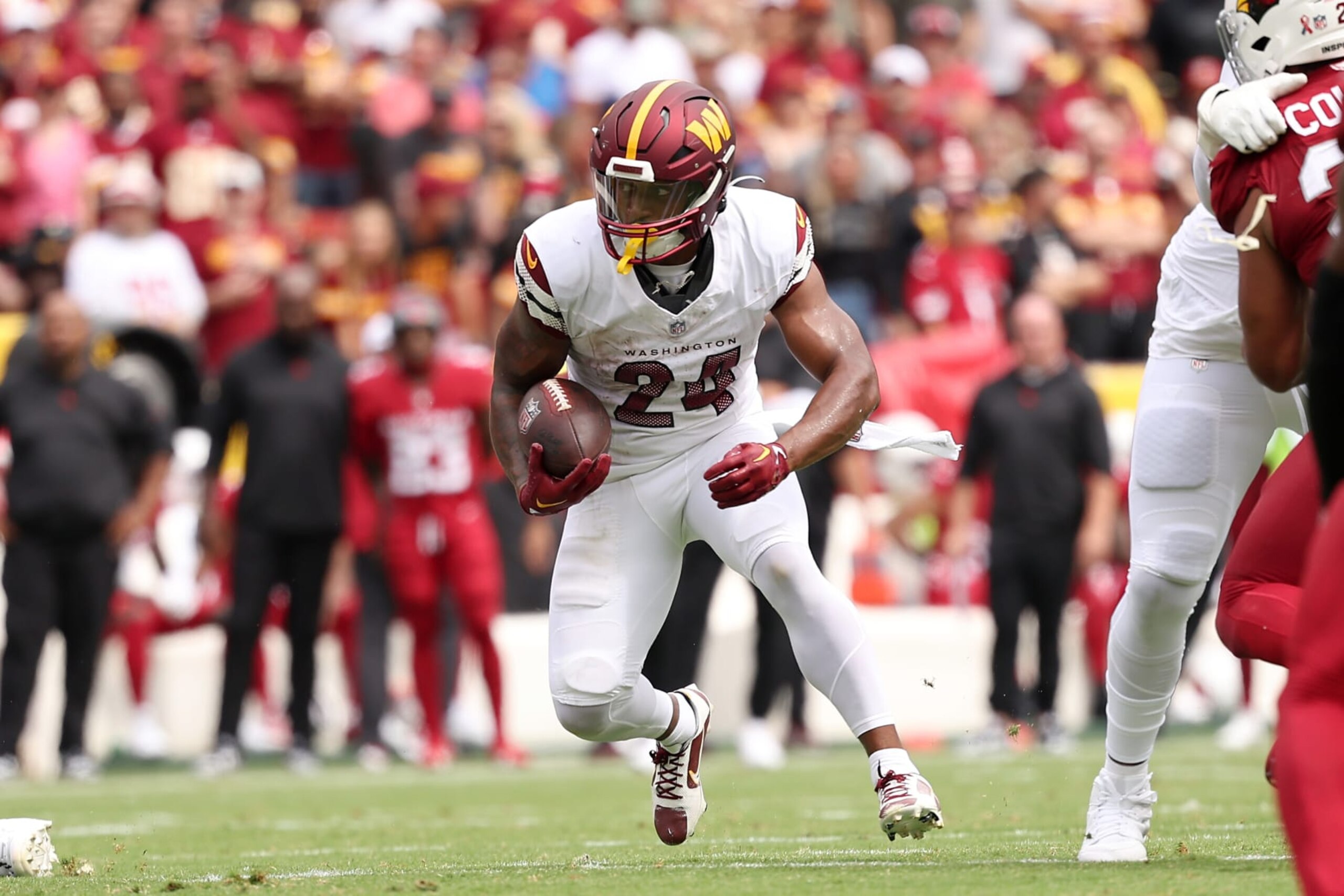 LANDOVER, MARYLAND - SEPTEMBER 10: Antonio Gibson #24 of the Washington Commanders runs the ball during the second quarter against the Arizona Cardinals at FedExField on September 10, 2023 in Landover, Maryland. (Photo by Scott Taetsch/Getty Images)