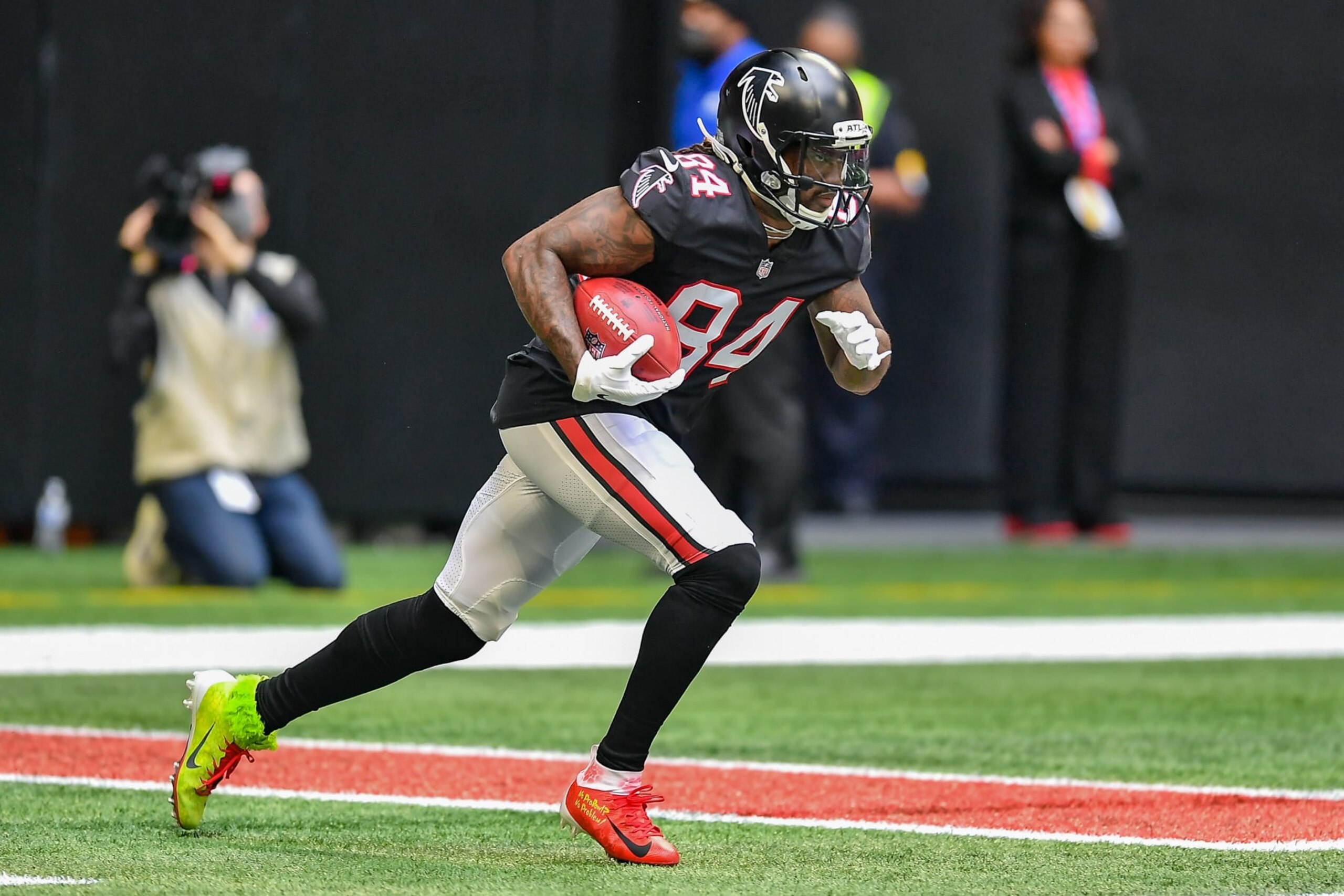 ATLANTA, GA  DECEMBER 26:  Atlanta running back Cordarrelle Patterson (84) returns a kick-off during the NFL game between the Detroit Lions and the Atlanta Falcons on December 26th, 2021 at Mercedes-Benz Stadium in Atlanta, GA.  (Photo by Rich von Biberstein/Icon Sportswire via Getty Images)