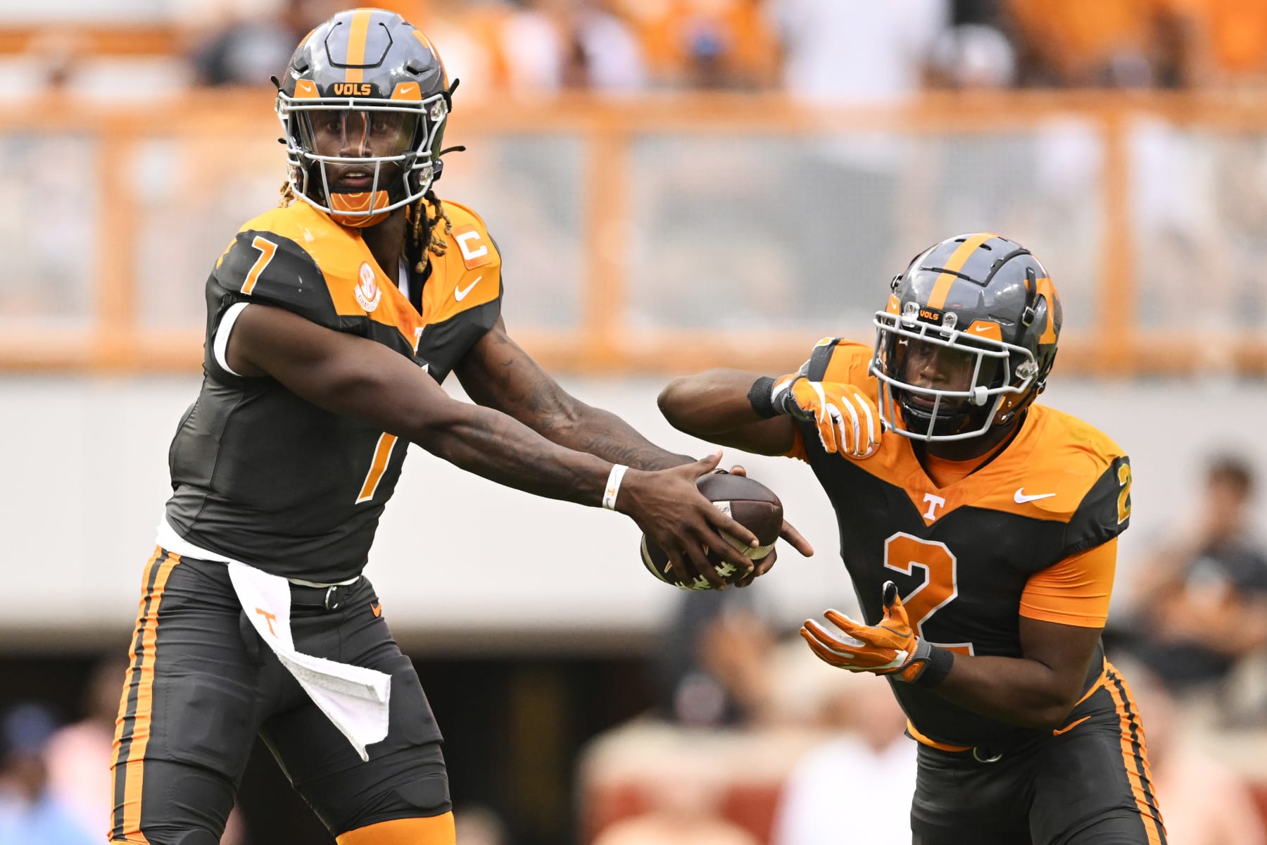KNOXVILLE, TENNESSEE - SEPTEMBER 09: Joe Milton III #7 fakes a handoff to Jabari Small #2 of the Tennessee Volunteers against the Austin Peay Governors during the second quarter at Neyland Stadium on September 09, 2023 in Knoxville, Tennessee. (Photo by Eakin Howard/Getty Images) KNOXVILLE, TENNESSEE - SEPTEMBER 09: Joe Milton III #7 fakes a handoff to Jabari Small #2 of the Tennessee Volunteers against the Austin Peay Governors during the second quarter at Neyland Stadium on September 09, 2023 in Knoxville, Tennessee. (Photo by Eakin Howard/Getty Images)