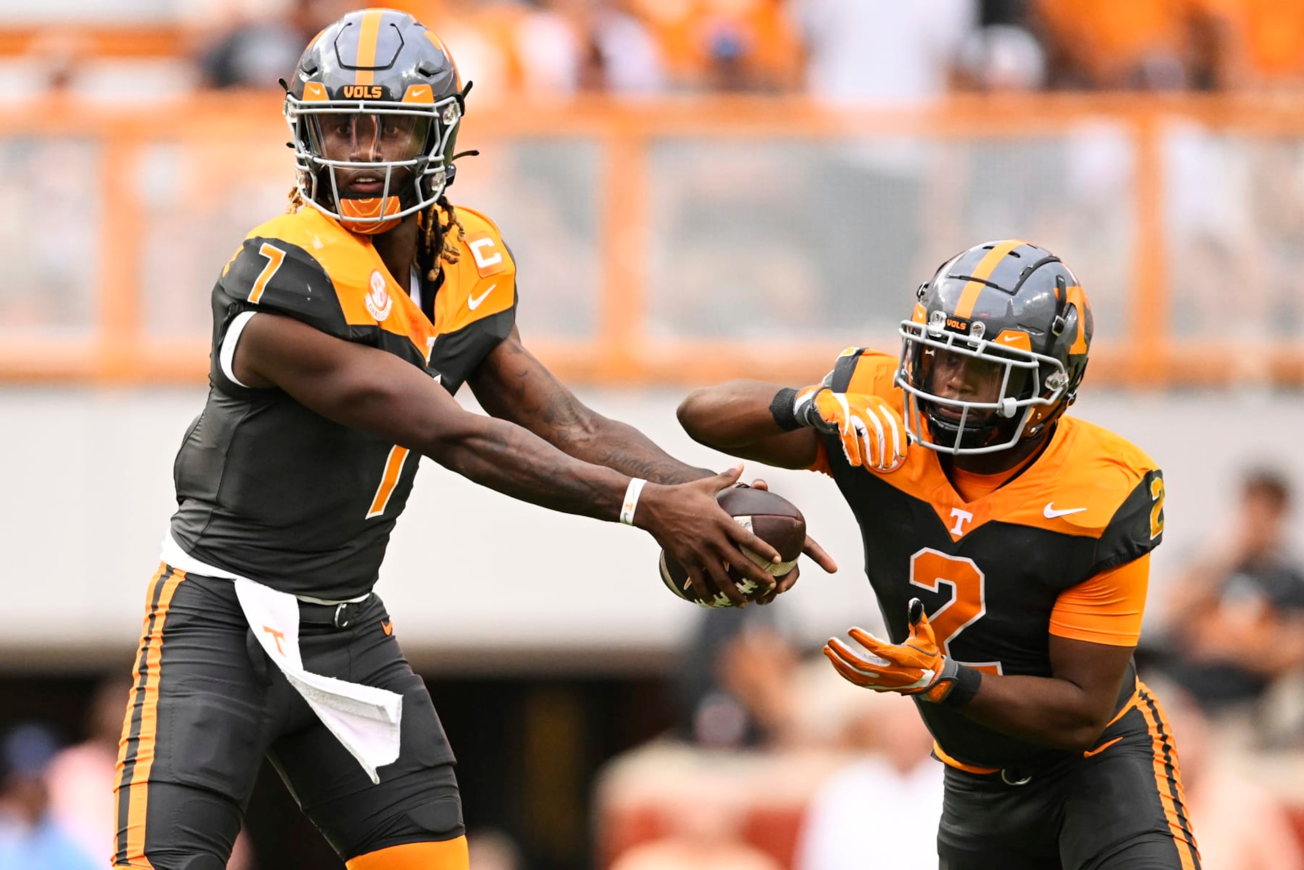 KNOXVILLE, TENNESSEE - SEPTEMBER 09: Joe Milton III #7 fakes a handoff to Jabari Small #2 of the Tennessee Volunteers against the Austin Peay Governors during the second quarter at Neyland Stadium on September 09, 2023 in Knoxville, Tennessee. (Photo by Eakin Howard/Getty Images)
