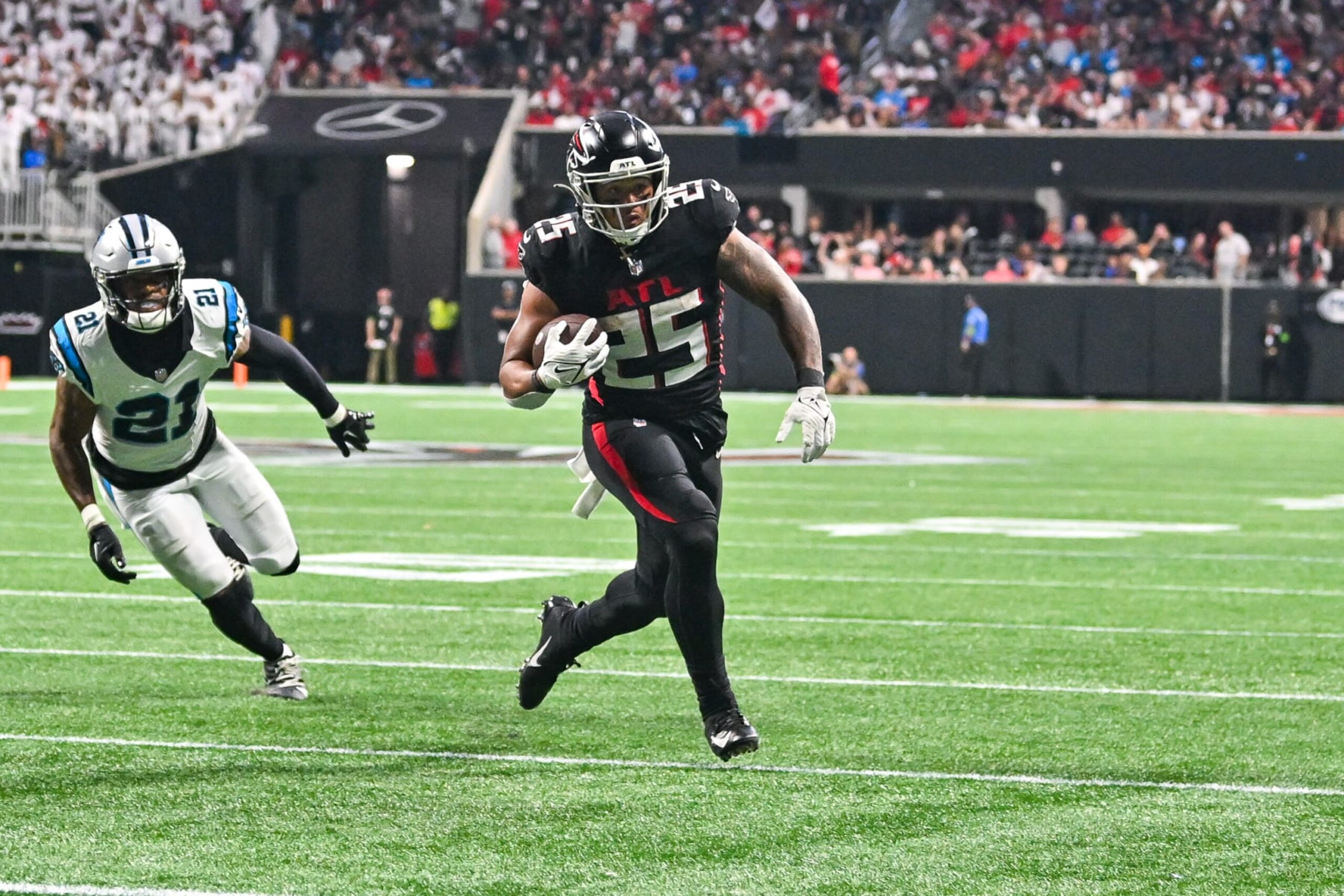 ATLANTA, GA  SEPTEMBER 10:  Atlanta running back Tyler Allgeier (25) runs for a touchdown during the NFL game between the Carolina Panthers and the Atlanta Falcons on September 10th, 2023 at Mercedes-Benz Stadium in Atlanta, GA.  (Photo by Rich von Biberstein/Icon Sportswire via Getty Images)