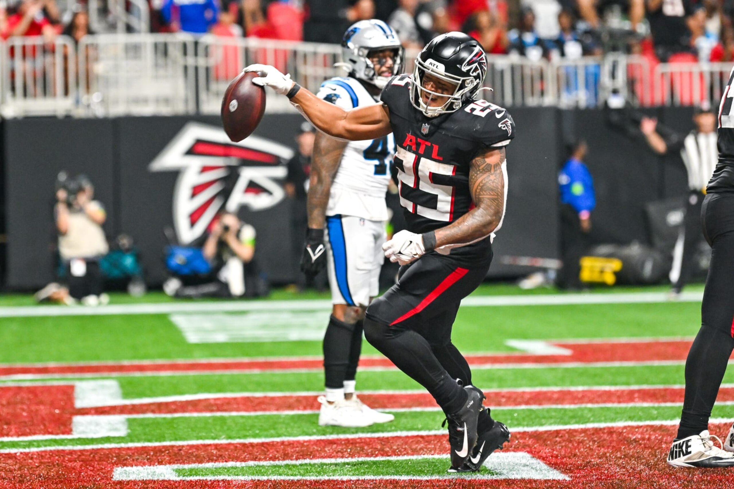 ATLANTA, GA  SEPTEMBER 10:  Atlanta running back Tyler Allgeier (25) reacts after scoring a touchdown during the NFL game between the Carolina Panthers and the Atlanta Falcons on September 10th, 2023 at Mercedes-Benz Stadium in Atlanta, GA.  (Photo by Rich von Biberstein/Icon Sportswire via Getty Images)