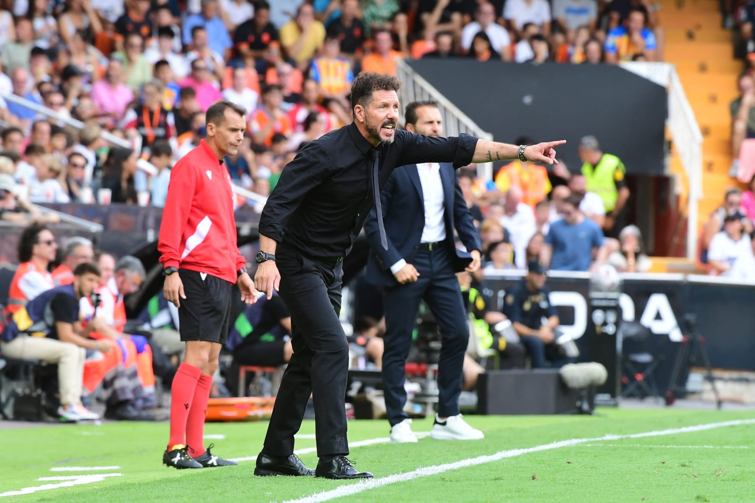 Atletico Madrid's Argentinian coach Diego Simeone gestures on the sidelines during the Spanish Liga football match between Valencia CF and Club Atletico de Madrid at the Mestalla stadium in Valencia on September 16, 2023. (Photo by Jose Jordan / AFP) (Photo by JOSE JORDAN/AFP via Getty Images)