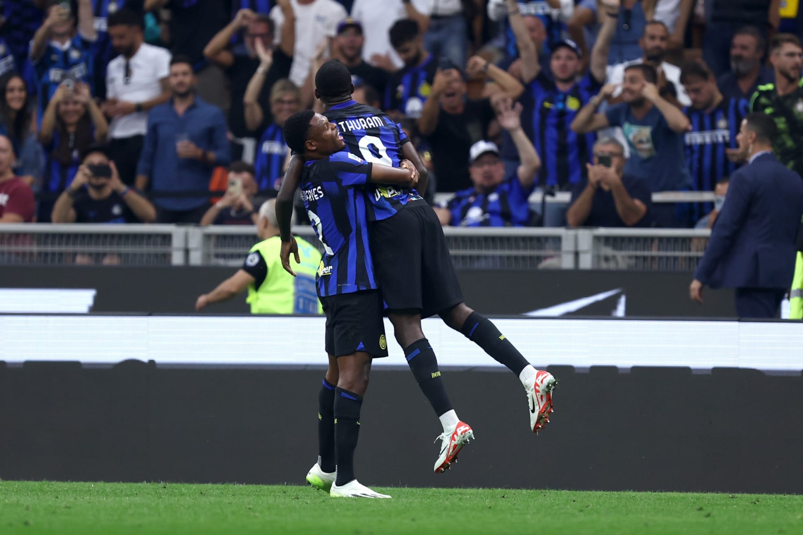 MILAN, ITALY - SEPTEMBER 16: Marcus Thuram of FC Internazionale and Denzel Dumfries of FC Internazionale celebrates after scoring his team's second goal with team mates during the Serie A TIM match between FC Internazionale and AC Milan at Stadio Giuseppe Meazza on September 16, 2023 in Milan, Italy. (Photo by sportinfoto/DeFodi Images via Getty Images)