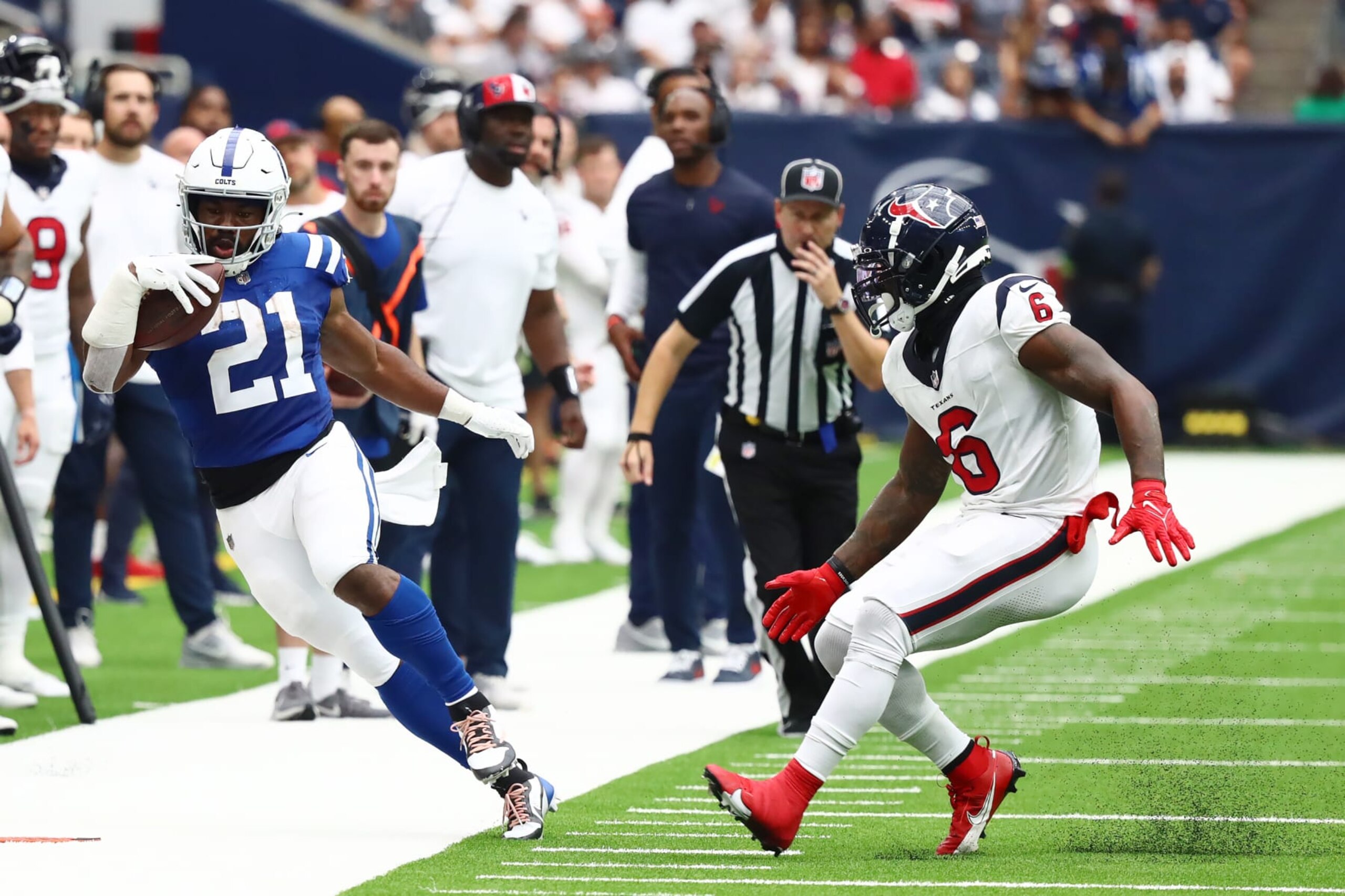 HOUSTON, TEXAS - SEPTEMBER 17: Zack Moss #21 of the Indianapolis Colts runs with the ball during the second quarter against the Houston Texans at NRG Stadium on September 17, 2023 in Houston, Texas. (Photo by Bob Levey/Getty Images)