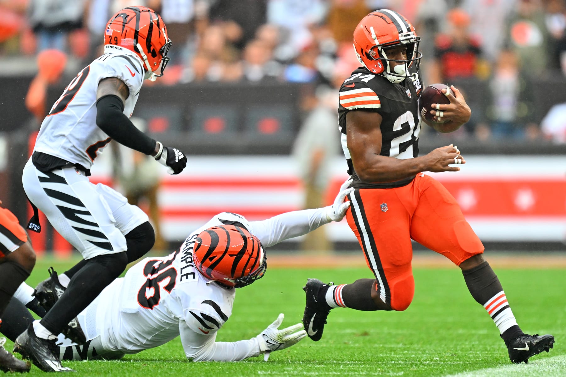 CLEVELAND, OHIO - SEPTEMBER 10:  Nick Chubb #24 of the Cleveland Browns runs the ball out of bounds with Cam Sample #96 of the Cincinnati Bengals in pursuit during the first half at Cleveland Browns Stadium on September 10, 2023 in Cleveland, Ohio. (Photo by Jason Miller/Getty Images)