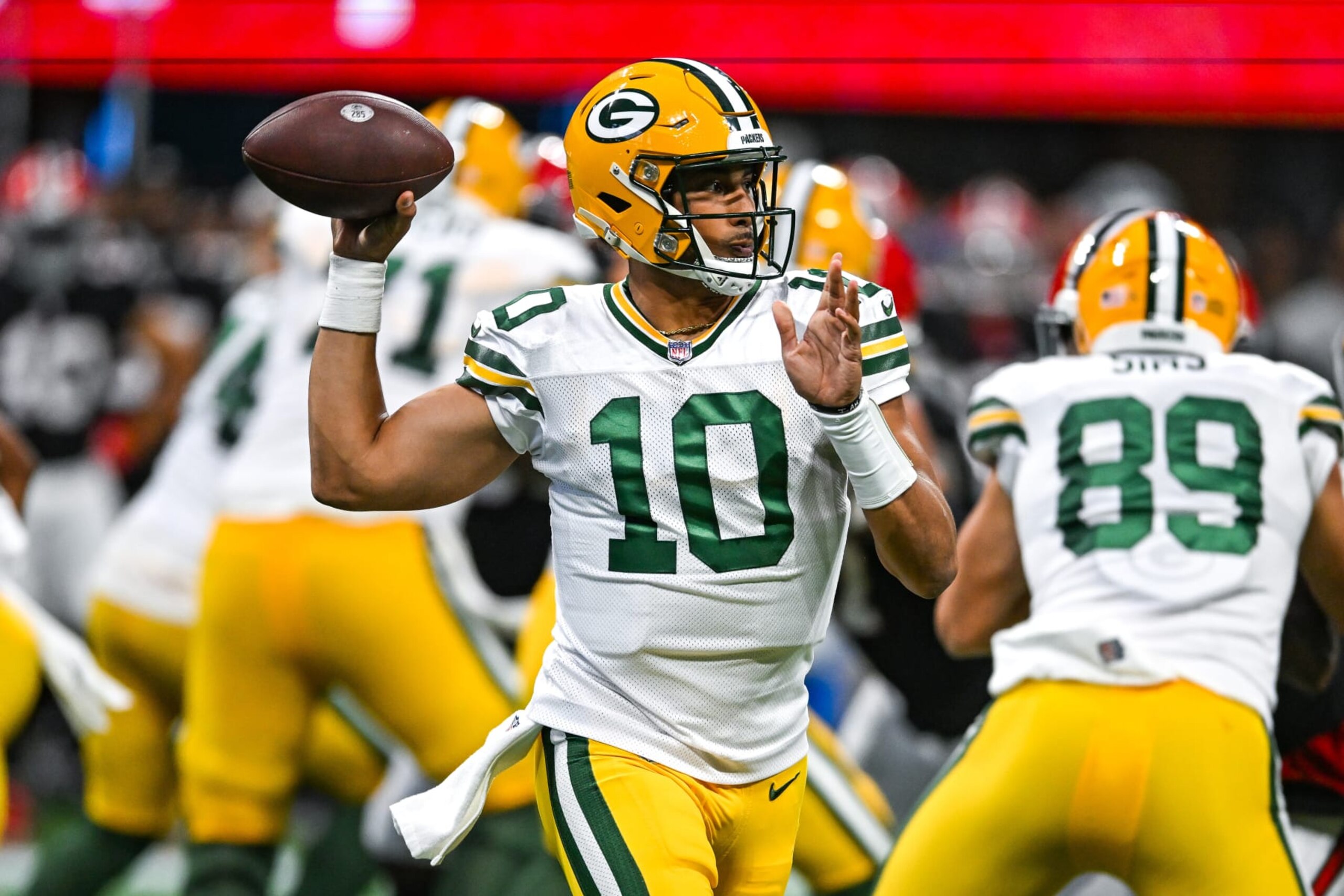 ATLANTA, GA  SEPTEMBER 17:  Green Bay quarterback Jordan Love (10) drops back to pass during the NFL game between the Green Bay Packers and the Atlanta Falcons on September 17th, 2023 at Mercedes-Benz Stadium in Atlanta, GA.  (Photo by Rich von Biberstein/Icon Sportswire via Getty Images)