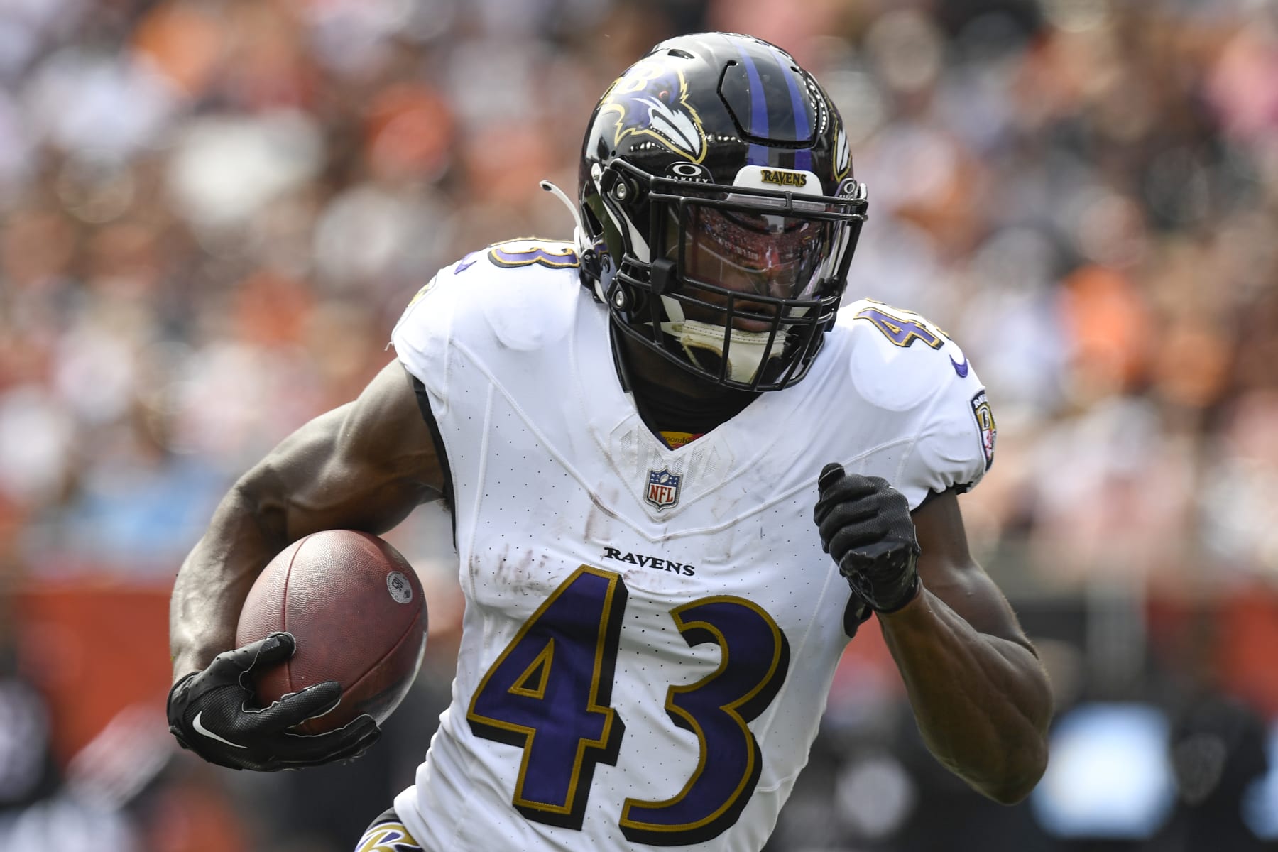 CINCINNATI, OH - SEPTEMBER 17: Baltimore Ravens Running Back Justice Hill (43) carries during an NFL game between the Baltimore Ravens and the Cincinnati Bengals on September 17, 2023, at Paycor Stadium in Cincinnati, Ohio. (Photo by Michael Allio/Icon Sportswire via Getty Images)