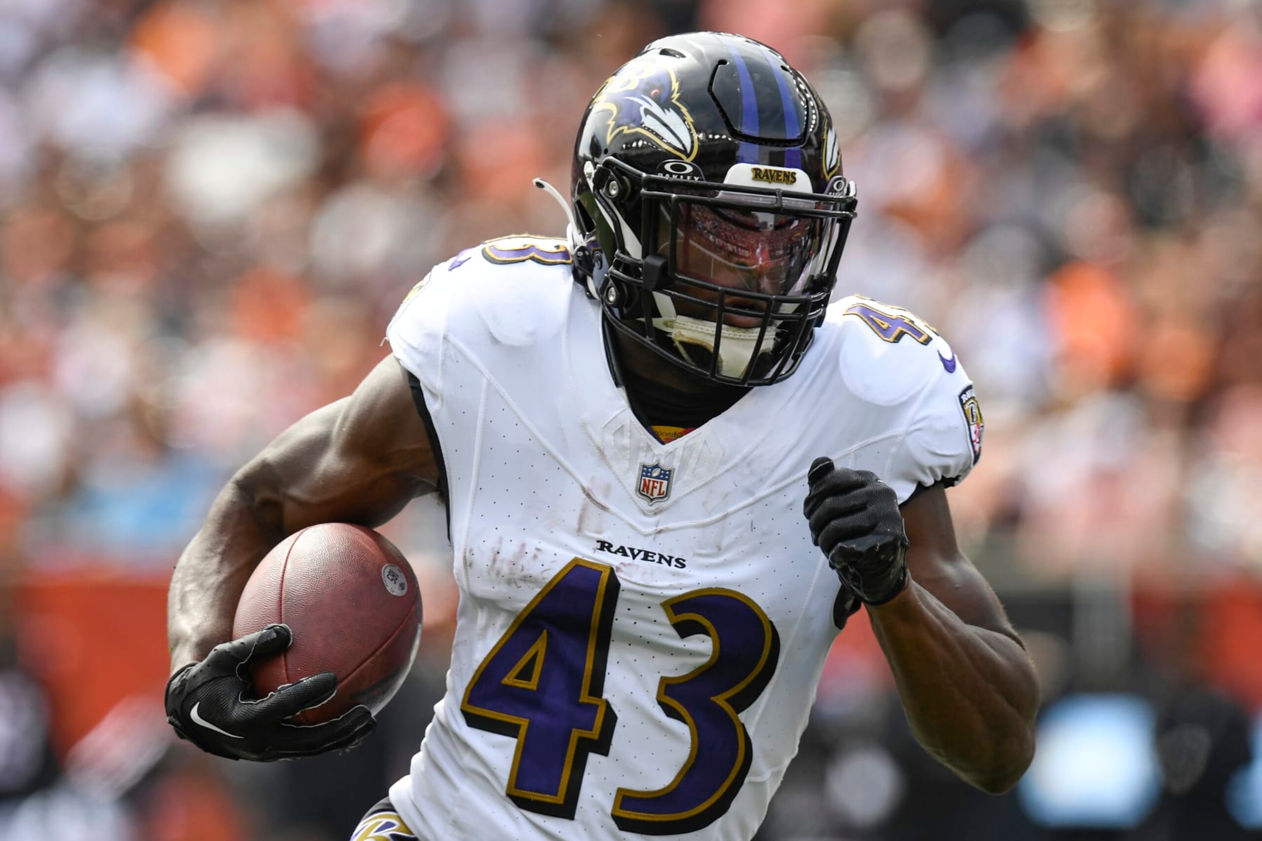 CINCINNATI, OH - SEPTEMBER 17: Baltimore Ravens Running Back Justice Hill (43) carries during an NFL game between the Baltimore Ravens and the Cincinnati Bengals on September 17, 2023, at Paycor Stadium in Cincinnati, Ohio. (Photo by Michael Allio/Icon Sportswire via Getty Images)