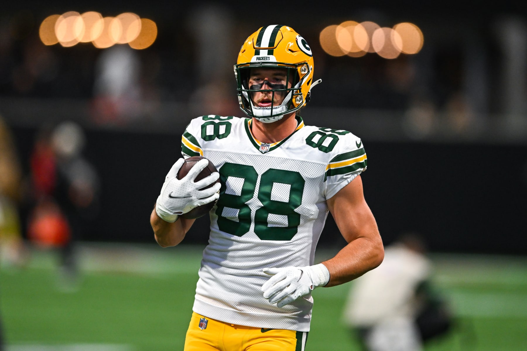 ATLANTA, GA  SEPTEMBER 17:  Green Bay tight end Luke Musgrave (88) warms up prior to the start of the NFL game between the Green Bay Packers and the Atlanta Falcons on September 17th, 2023 at Mercedes-Benz Stadium in Atlanta, GA.  (Photo by Rich von Biberstein/Icon Sportswire via Getty Images)
