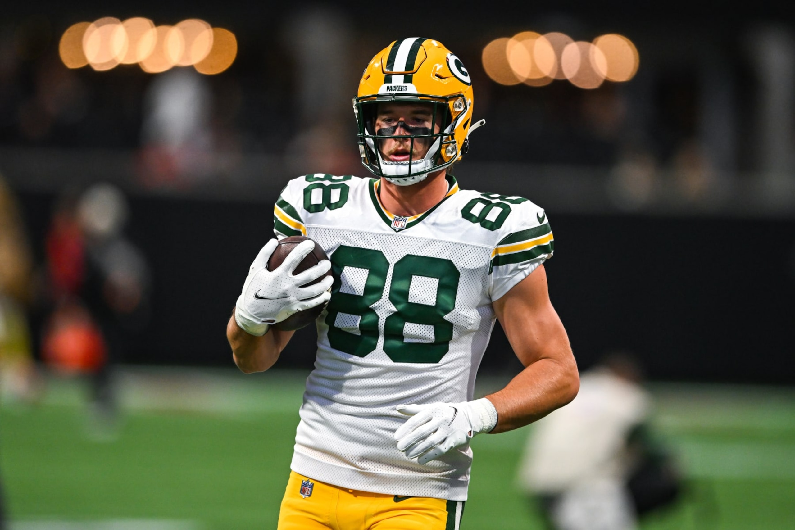 ATLANTA, GA  SEPTEMBER 17:  Green Bay tight end Luke Musgrave (88) warms up prior to the start of the NFL game between the Green Bay Packers and the Atlanta Falcons on September 17th, 2023 at Mercedes-Benz Stadium in Atlanta, GA.  (Photo by Rich von Biberstein/Icon Sportswire via Getty Images)