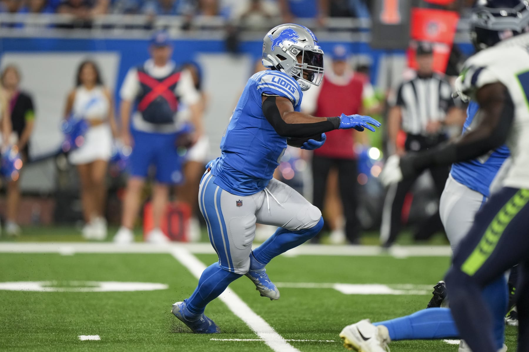 DETROIT, MI - SEPTEMBER 17: Running back David Montgomery #5 of the Detroit Lions runs the ball during the first half of an NFL football game against the Seattle Seahawks at Ford Field on September 17, 2023 in Detroit, Michigan. (Photo by Todd Rosenberg/Getty Images)
