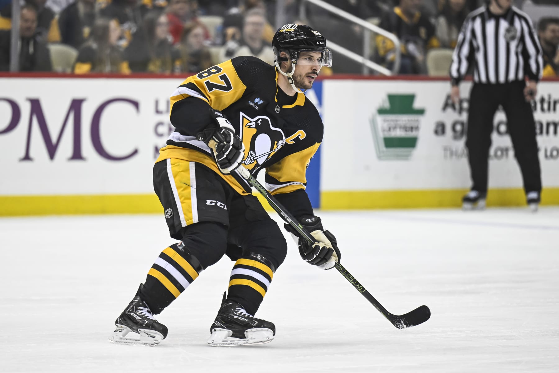 PITTSBURGH, PA - APRIL 11: dPittsburgh Penguins Center Sidney Crosby (87) skates uring the first period in the NHL game between the Pittsburgh Penguins and the Chicago Blackhawks on April 11, 2023, at PPG Paints Arena in Pittsburgh, PA. (Photo by Jeanine Leech/Icon Sportswire via Getty Images)