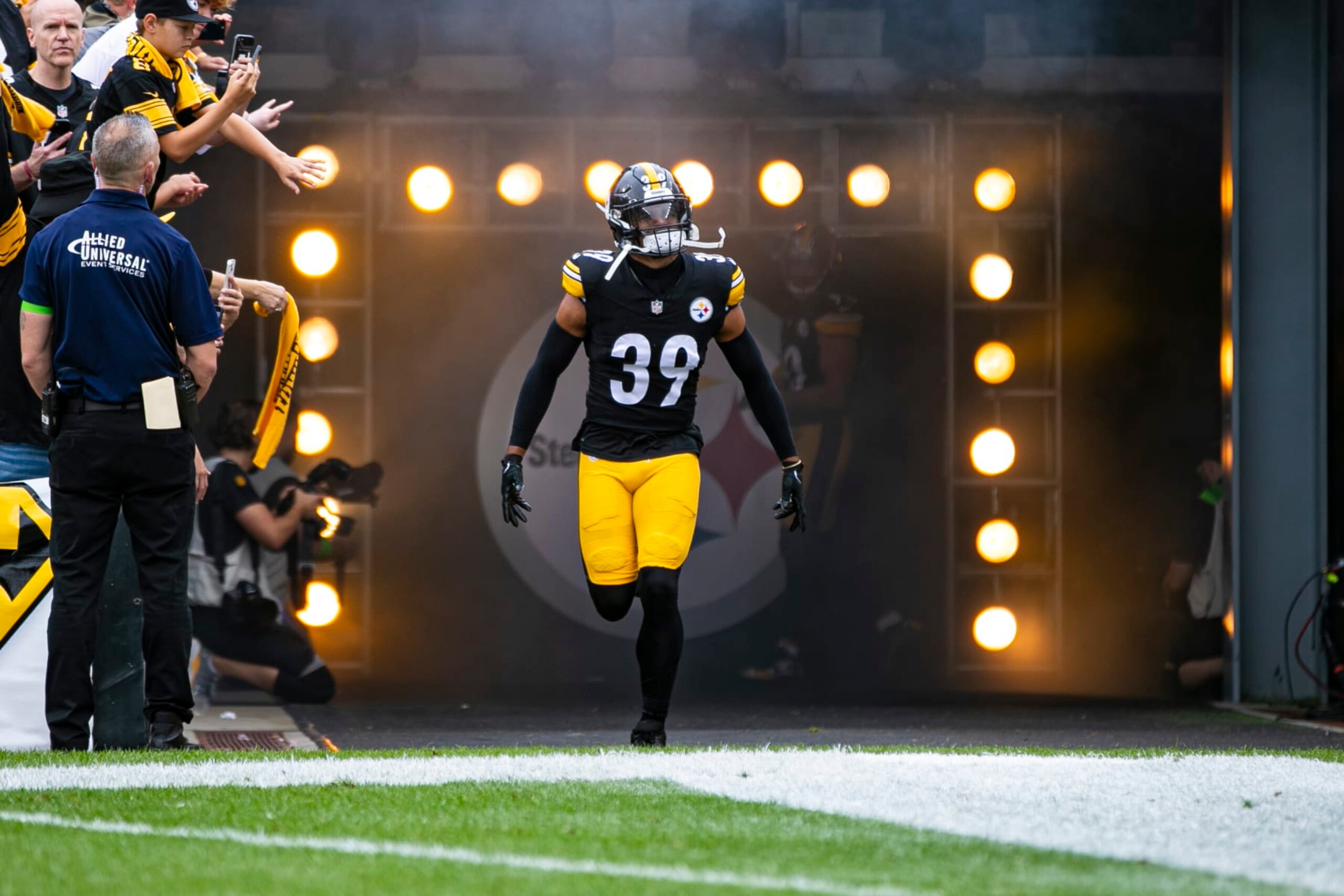 PITTSBURGH, PA - SEPTEMBER 10: Pittsburgh Steelers safety Minkah Fitzpatrick (39) looks on during the regular season NFL football game between the San Francisco 49ers and the Pittsburgh Steelers on September 10, 2023 at Acrisure Stadium in Pittsburgh, PA. (Photo by Mark Alberti/Icon Sportswire via Getty Images)