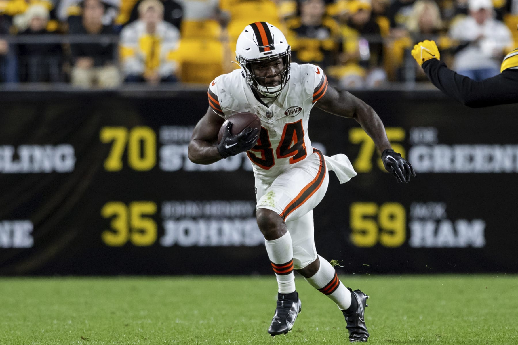 Cleveland Browns running back Jerome Ford (34) runs after a catch during an NFL football game, Monday, Sept. 18, 2023, in Pittsburgh. (AP Photo/Matt Durisko)