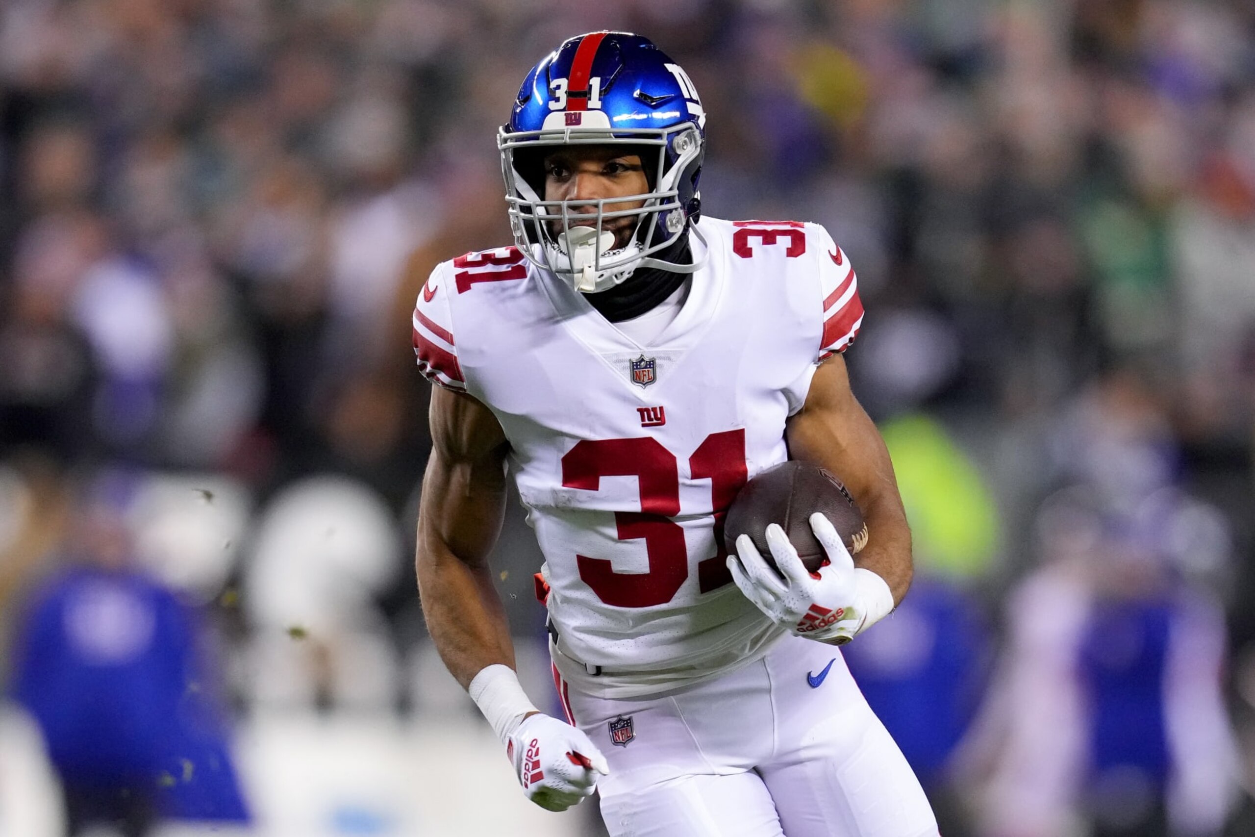 PHILADELPHIA, PENNSYLVANIA - JANUARY 21: Matt Breida #31 of the New York Giants carries the ball against the Philadelphia Eagles during the third quarter in the NFC Divisional Playoff game at Lincoln Financial Field on January 21, 2023 in Philadelphia, Pennsylvania. (Photo by Mitchell Leff/Getty Images)