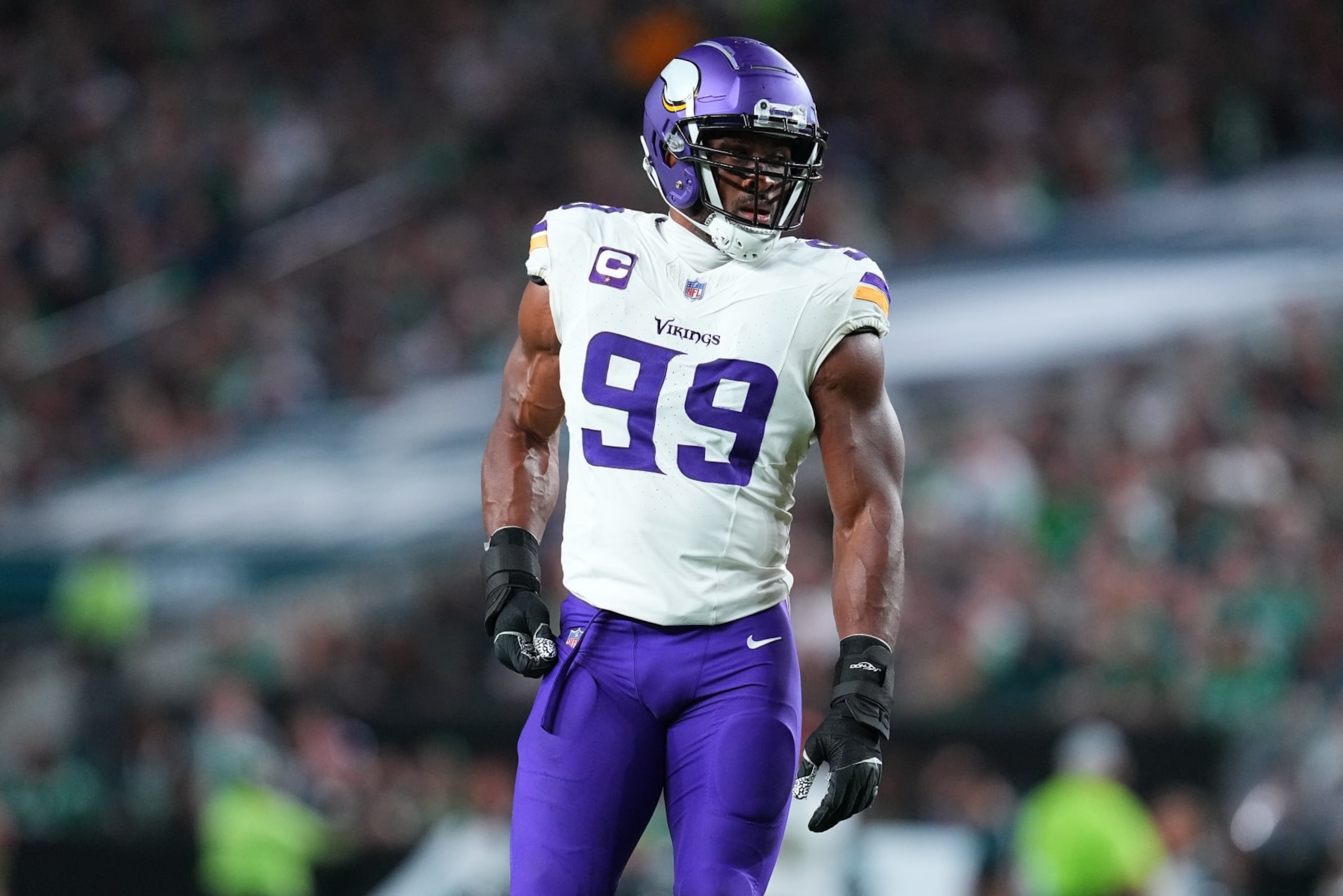 PHILADELPHIA, PENNSYLVANIA - SEPTEMBER 14: Danielle Hunter #99 of the Minnesota Vikings looks on against the Philadelphia Eagles at Lincoln Financial Field on September 14, 2023 in Philadelphia, Pennsylvania. (Photo by Mitchell Leff/Getty Images) PHILADELPHIA, PENNSYLVANIA - SEPTEMBER 14: Danielle Hunter #99 of the Minnesota Vikings looks on against the Philadelphia Eagles at Lincoln Financial Field on September 14, 2023 in Philadelphia, Pennsylvania. (Photo by Mitchell Leff/Getty Images)