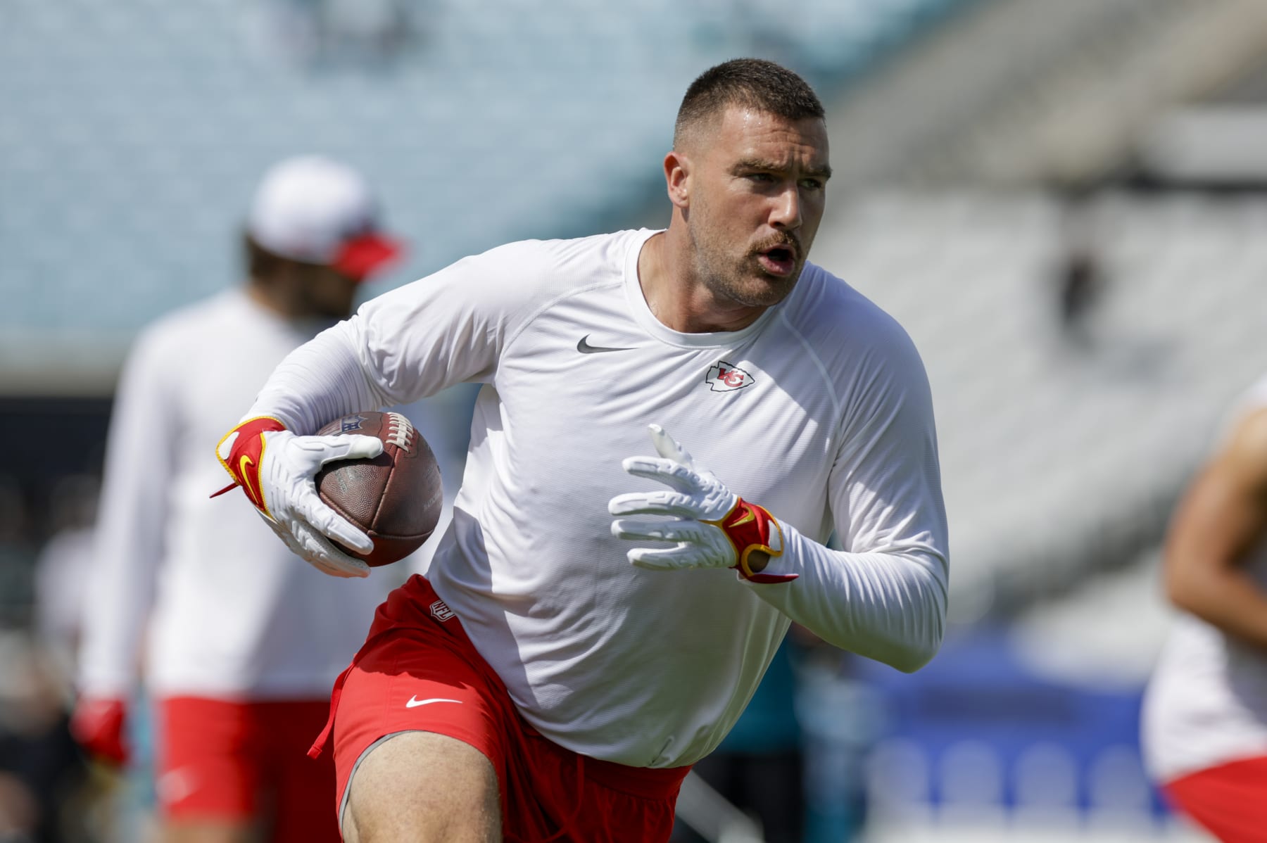 JACKSONVILLE, FL - SEPTEMBER 17: Kansas City Chiefs tight end Travis Kelce (87) warms up before the game between the Kansas City Chiefs and the Jacksonville Jaguars on September 17, 2023 at EverBank Stadium in Jacksonville, Fl. (Photo by David Rosenblum/Icon Sportswire via Getty Images)