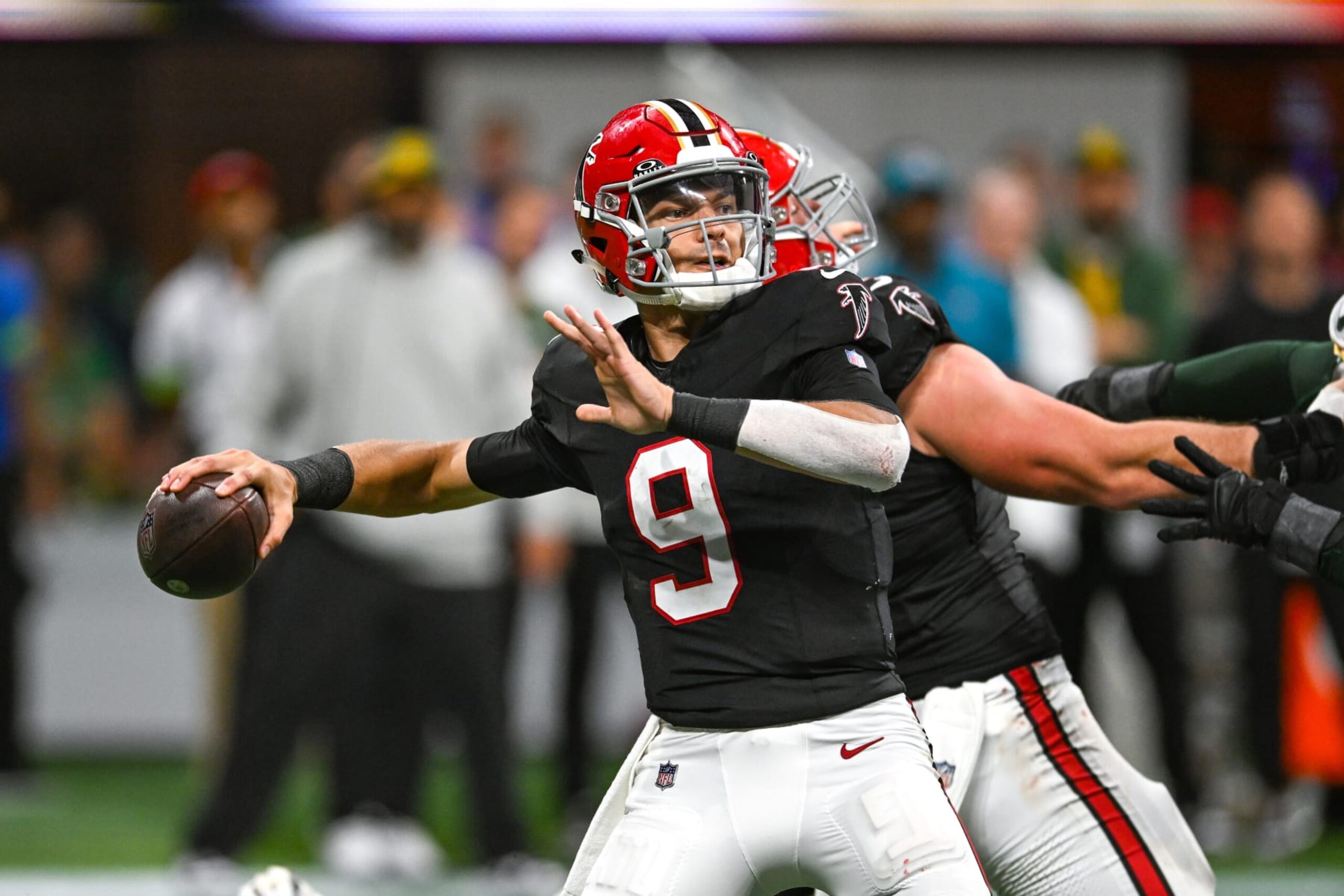 ATLANTA, GA  SEPTEMBER 17:  Atlanta quarterback Desmond Ridder (9) drops back to pass during the NFL game between the Green Bay Packers and the Atlanta Falcons on September 17th, 2023 at Mercedes-Benz Stadium in Atlanta, GA.  (Photo by Rich von Biberstein/Icon Sportswire via Getty Images)