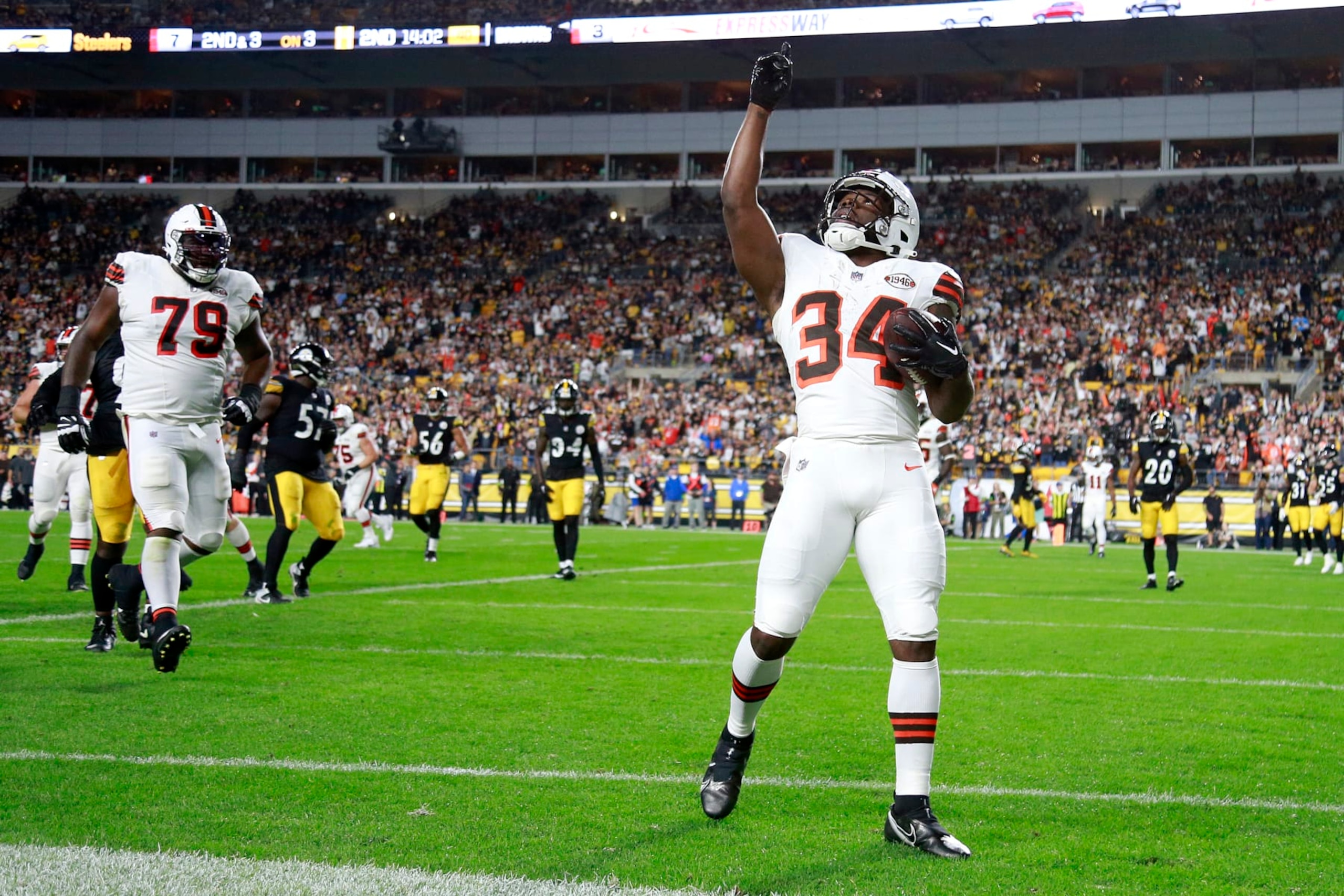 PITTSBURGH, PENNSYLVANIA - SEPTEMBER 18:  Jerome Ford #34 of the Cleveland Browns celebrates after scoring a touchdown reception against the Pittsburgh Steelers during the second quarter at Acrisure Stadium on September 18, 2023 in Pittsburgh, Pennsylvania. (Photo by Justin K. Aller/Getty Images)