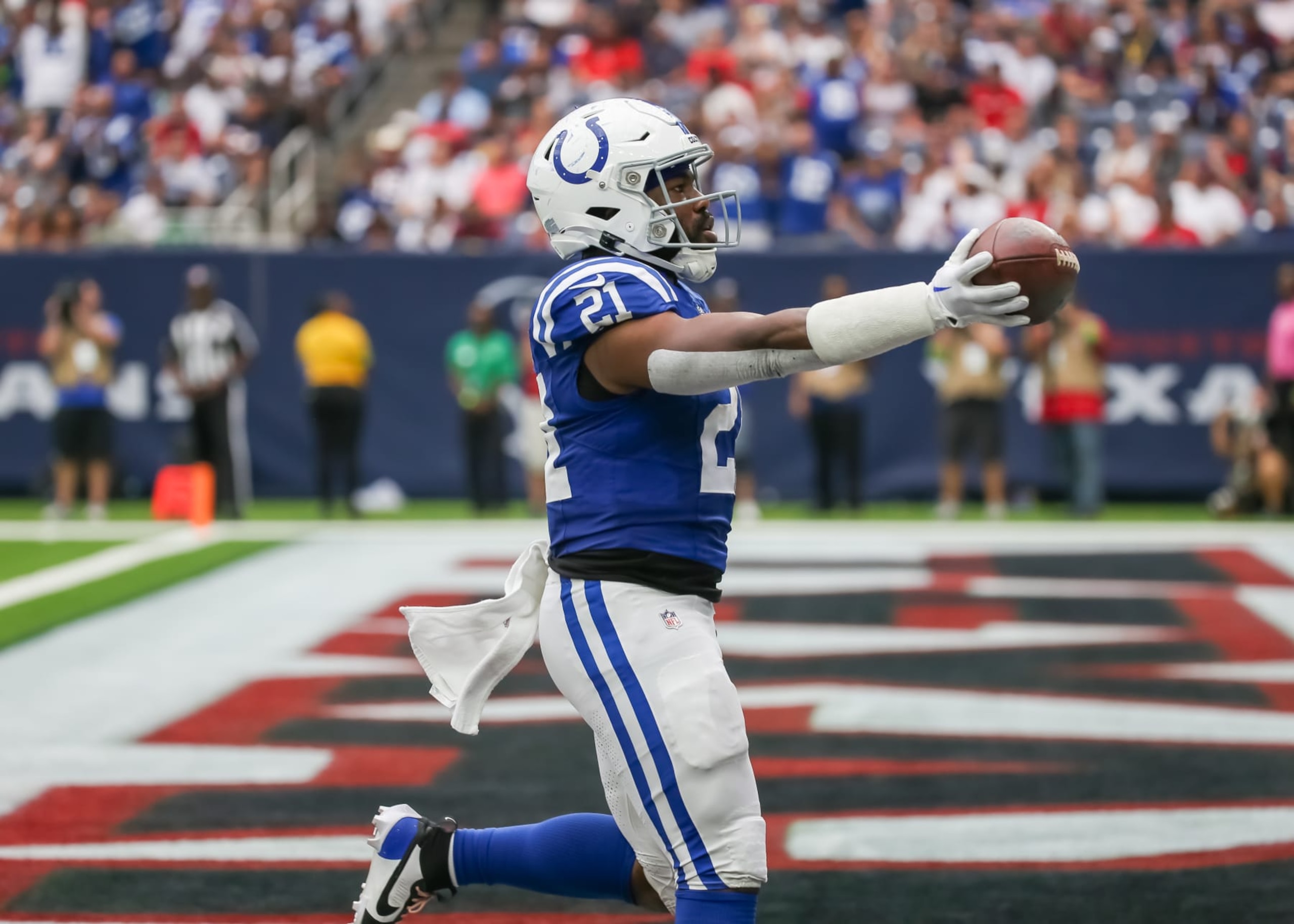 HOUSTON, TX - SEPTEMBER 17:  Indianapolis Colts running back Zack Moss (21) scores a touchdown in the second quarter during the NFL game between the Indianapolis Colts and Houston Texans on September 17, 2023 at NRG Stadium in Houston, Texas.  (Photo by Leslie Plaza Johnson/Icon Sportswire via Getty Images)